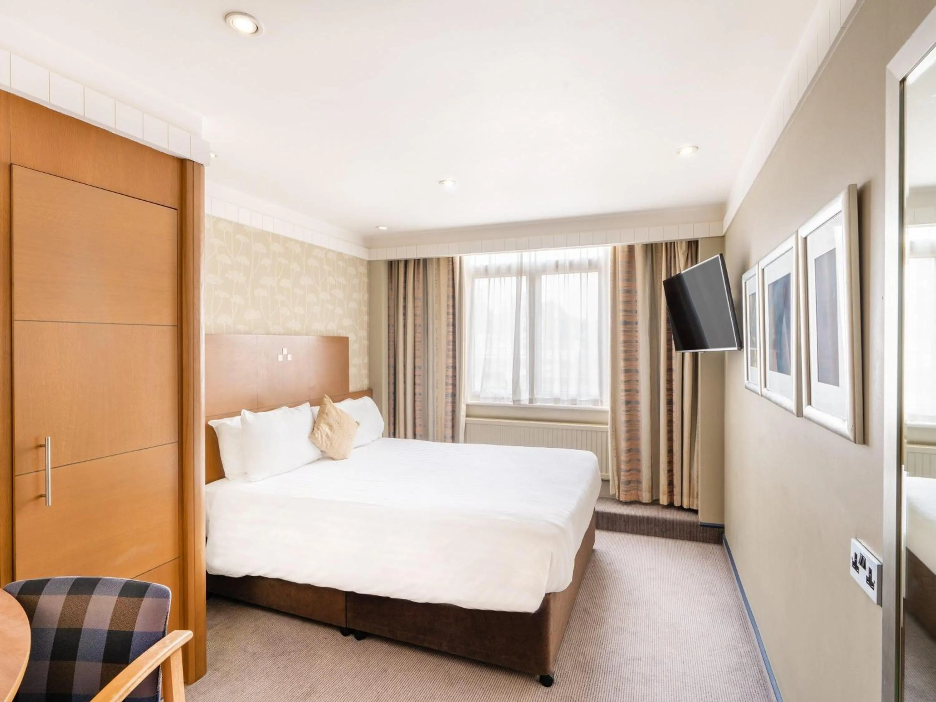 Bedroom, Bed in Mercure Maidstone Great Danes Hotel