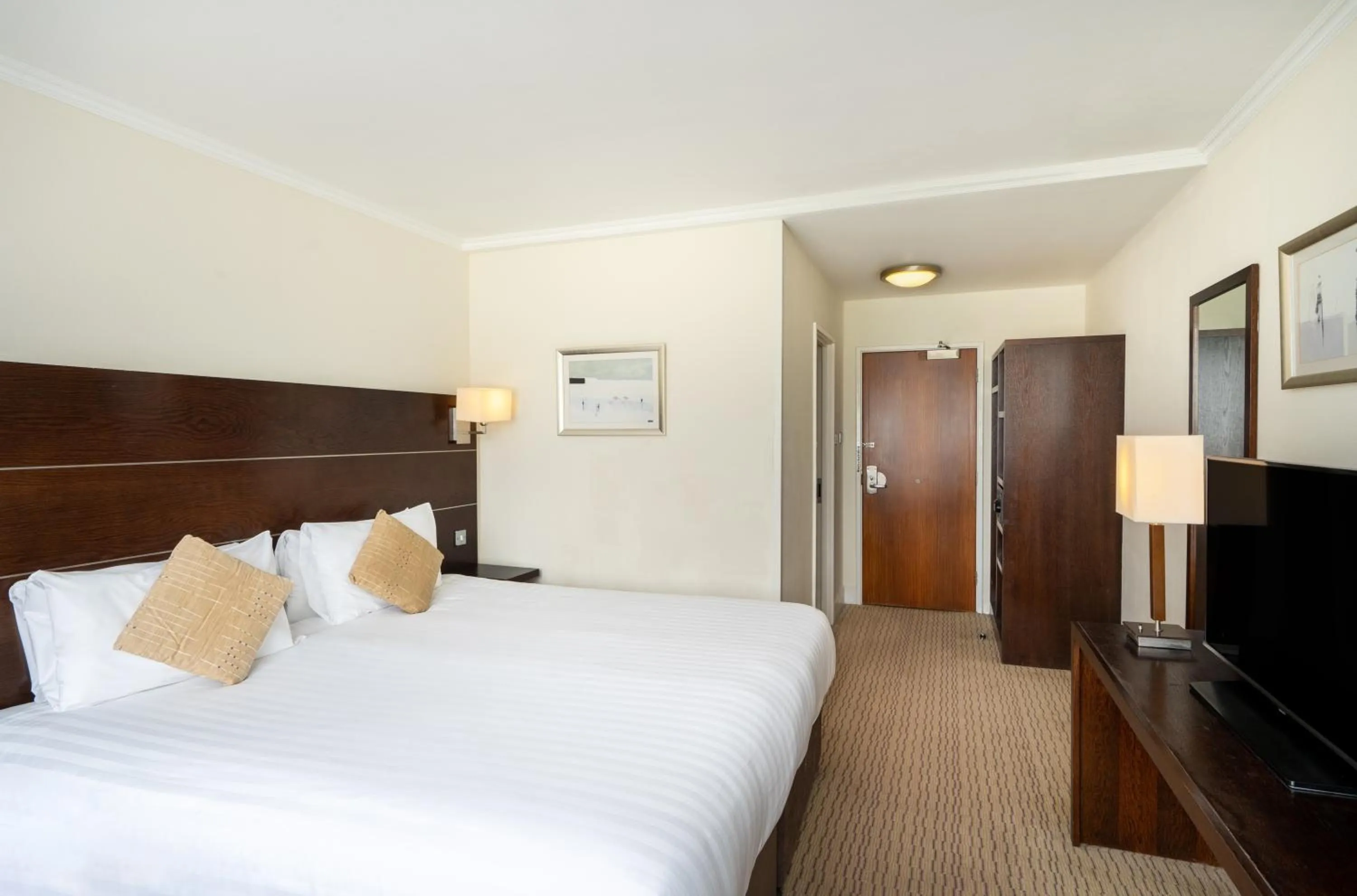 Bed in Mercure Maidstone Great Danes Hotel