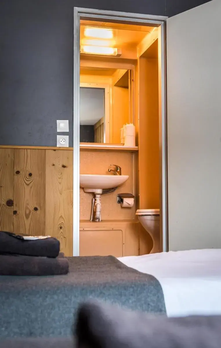 Budget Twin Room in Nant Morzine Budget Twin Room in Nant Morzine