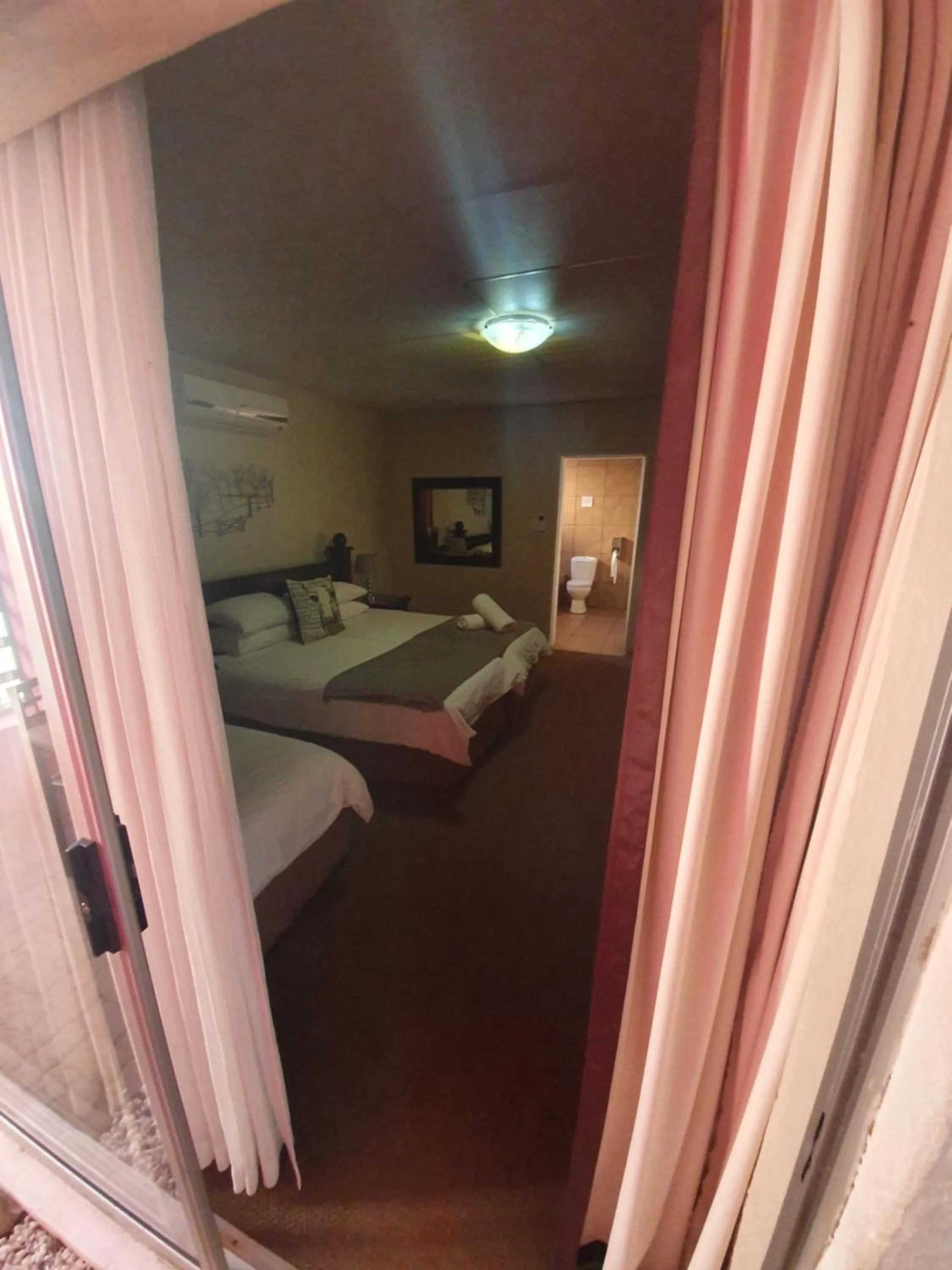 Bedroom, Bed in Leach Lodge