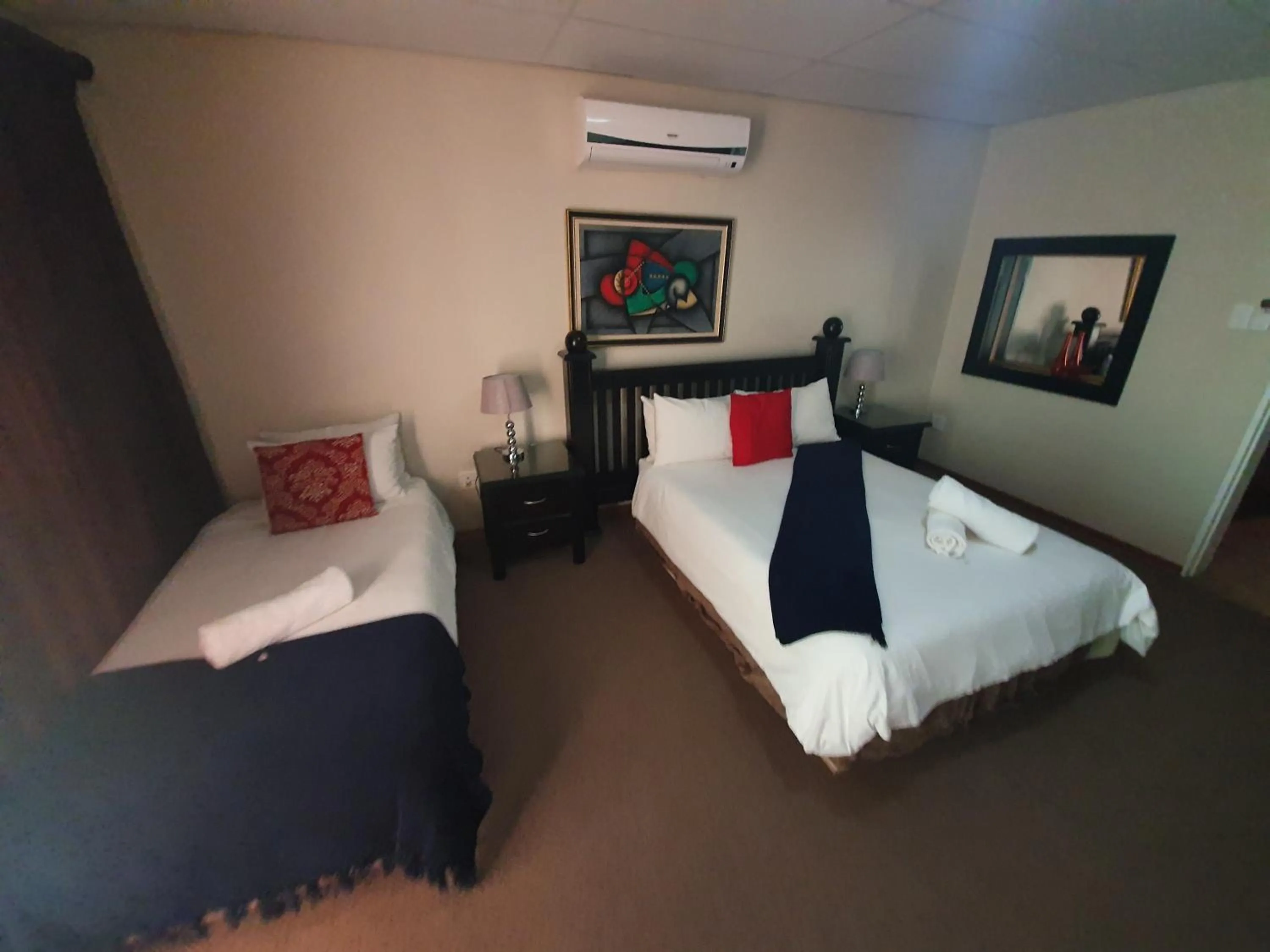 Bedroom, Bed in Leach Lodge