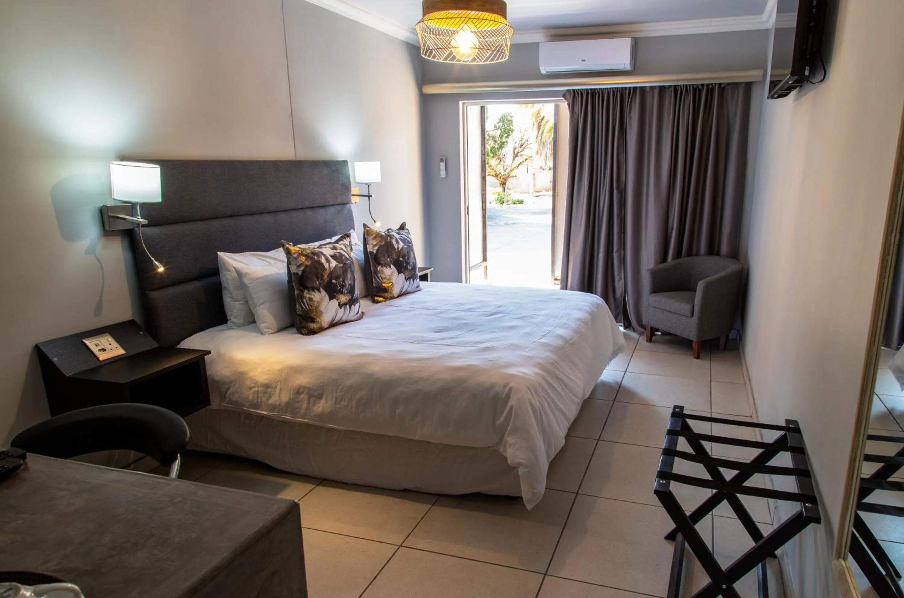 Bedroom, Bed in Leach Lodge