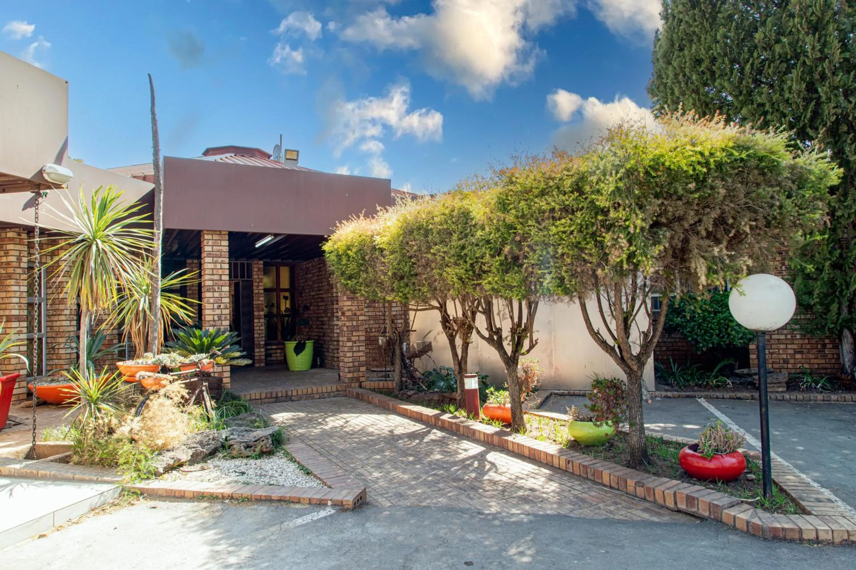 Facade/entrance in Leach Lodge