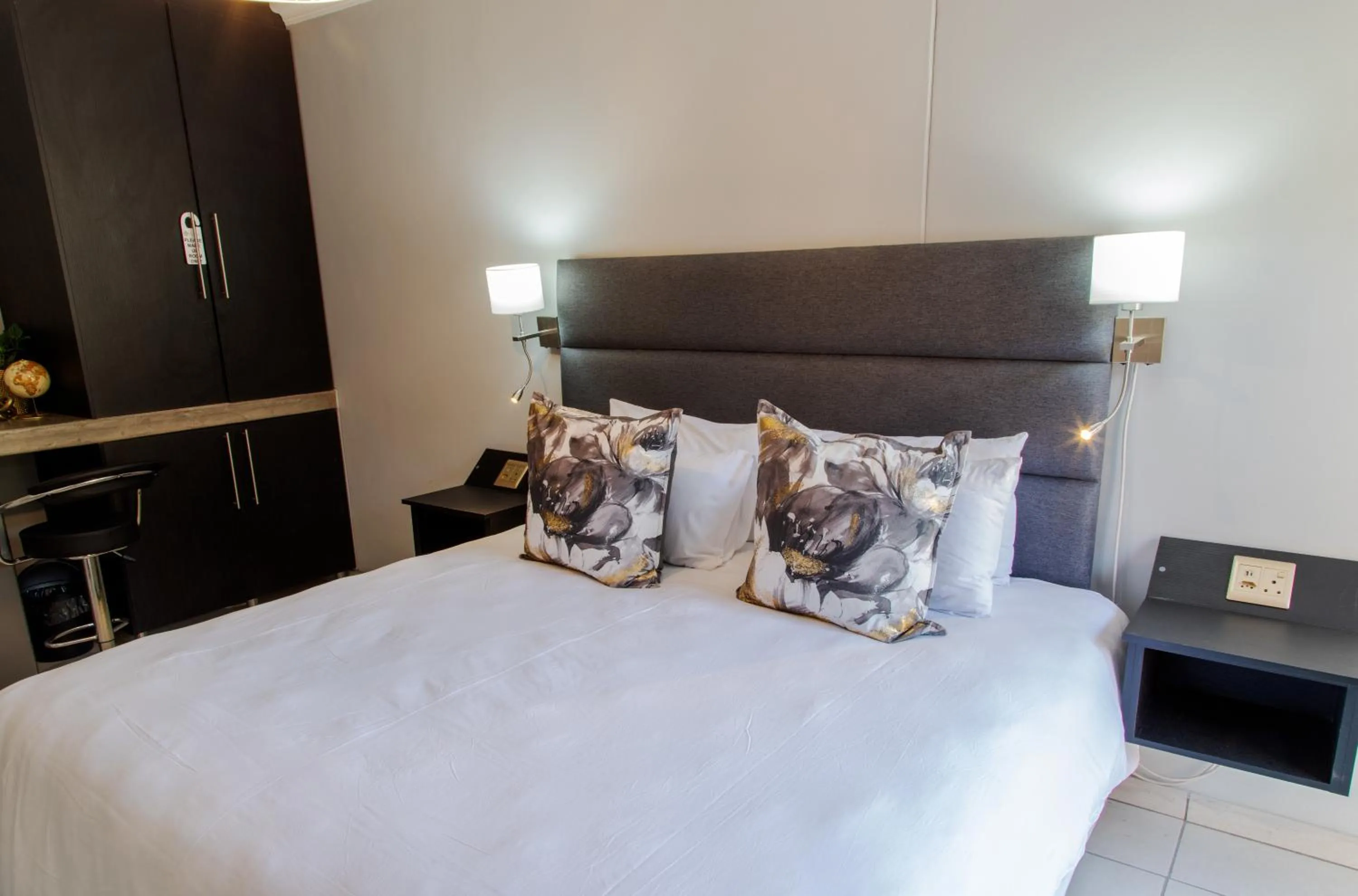 Bedroom, Bed in Leach Lodge