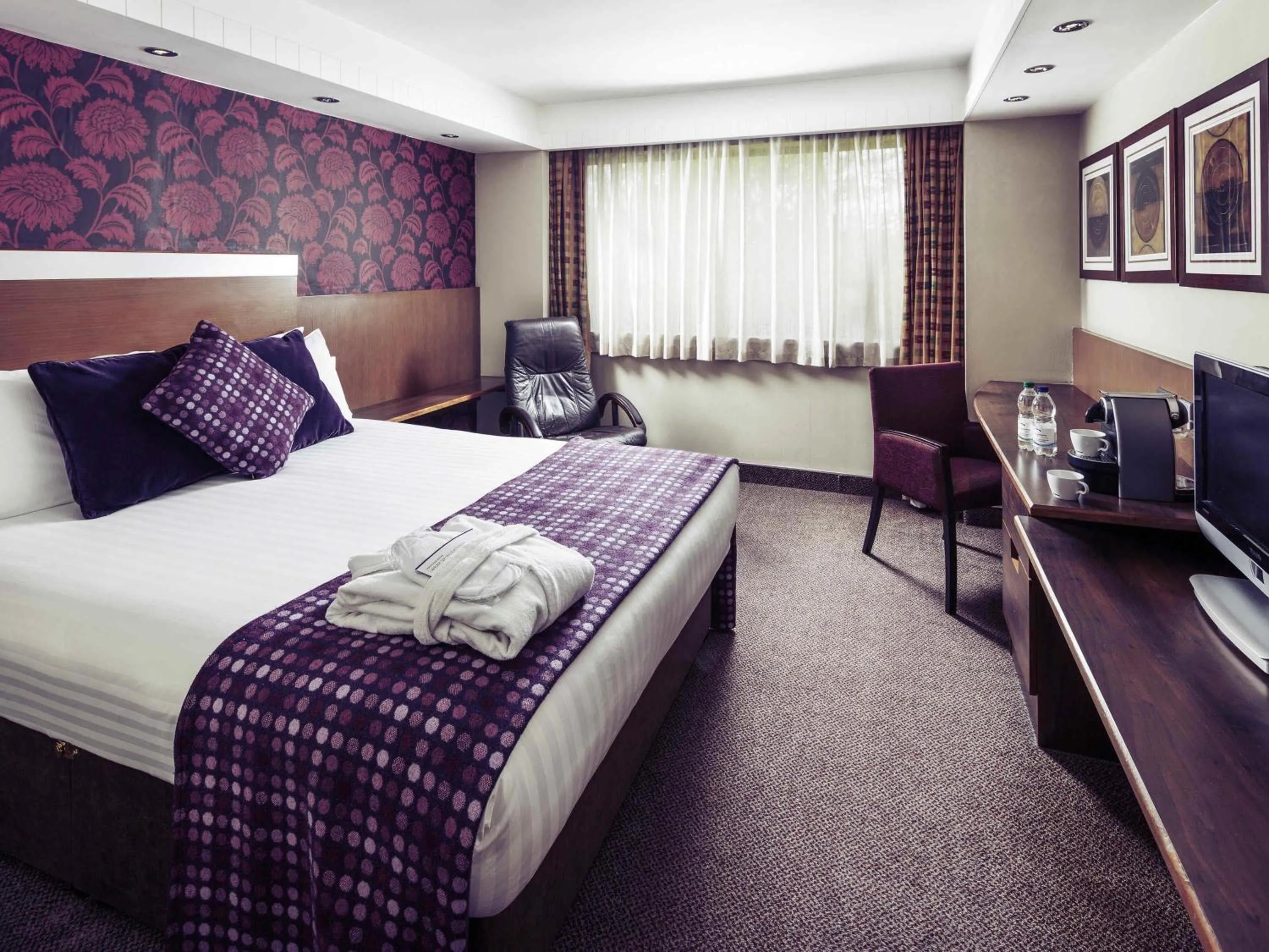Bedroom, Bed in Mercure Swansea Hotel