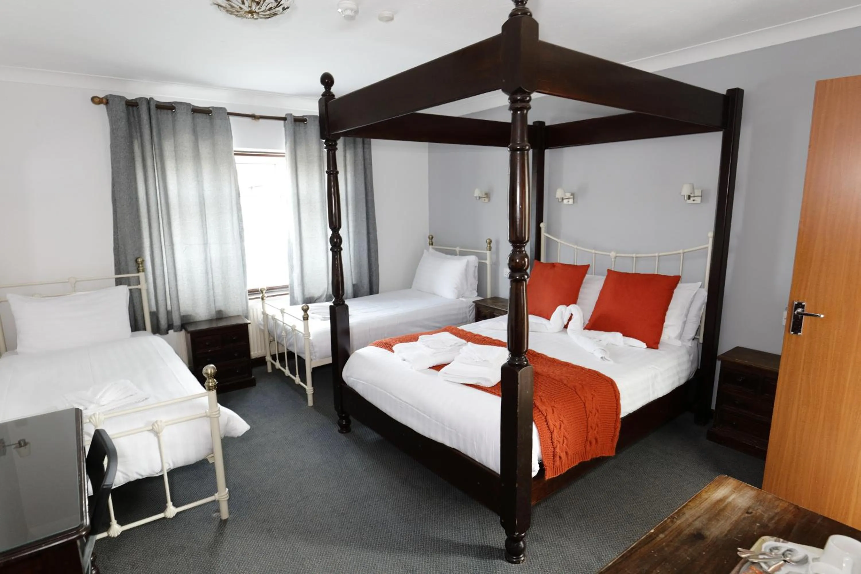 Bed in Aylesbray Lodge