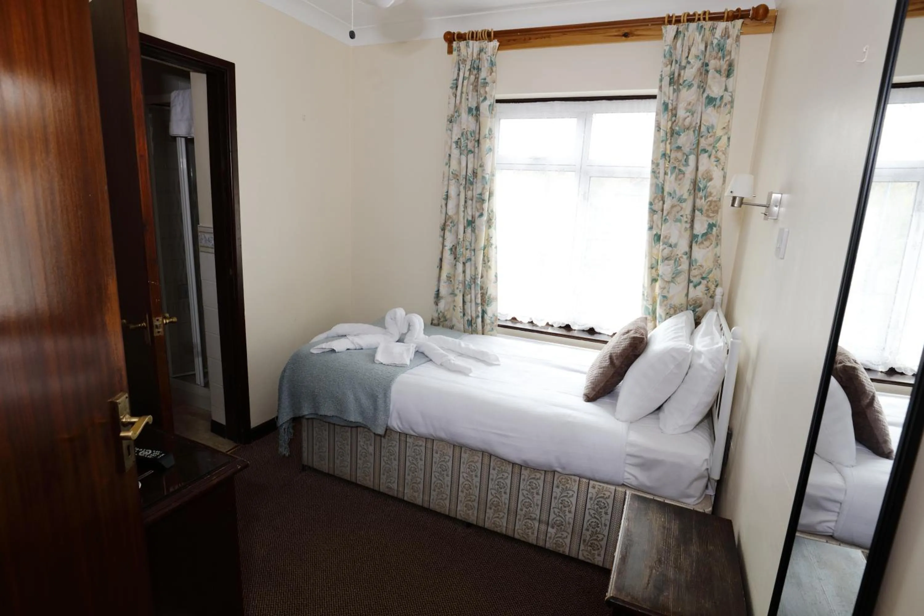 Bed in Aylesbray Lodge