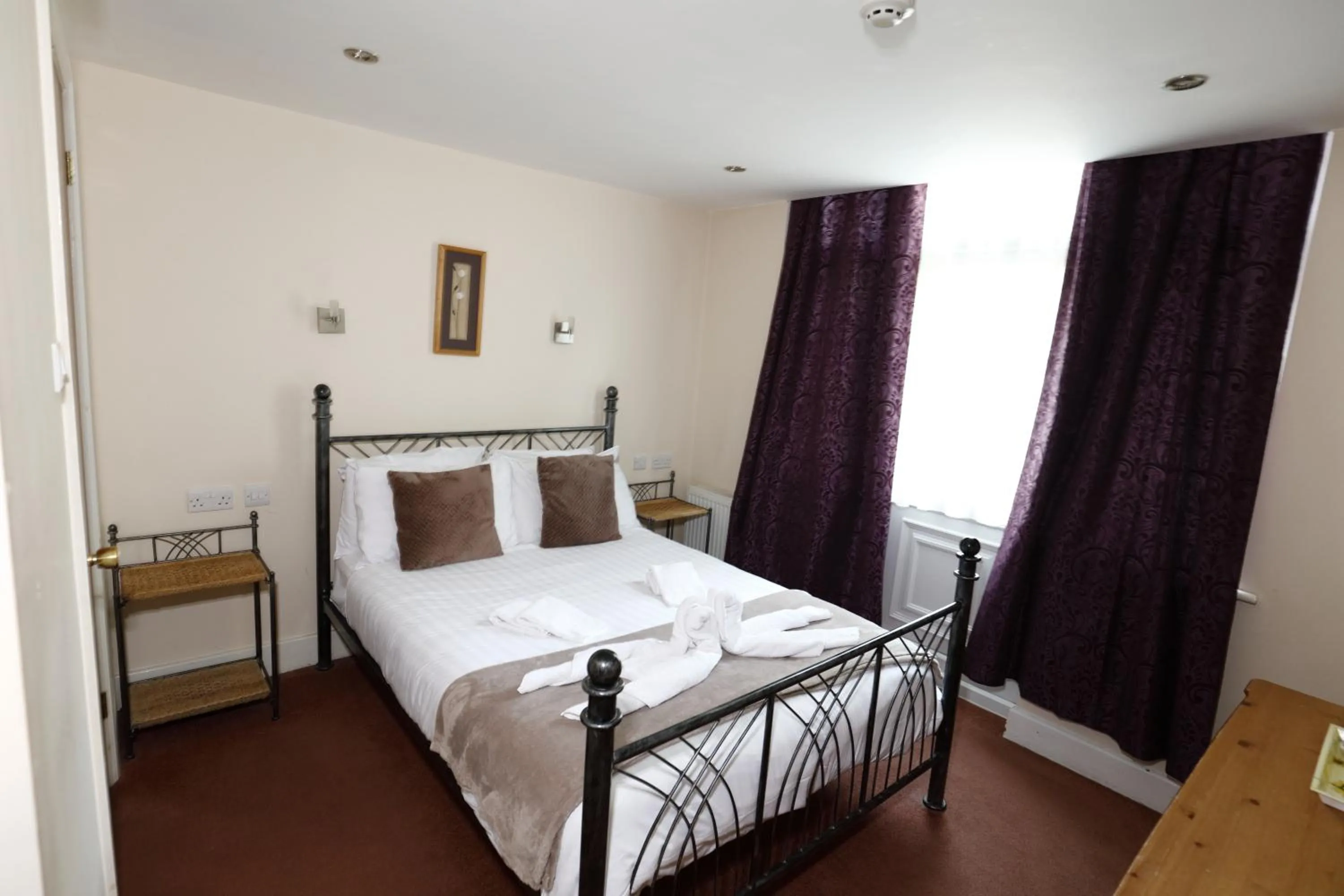 Bed in Aylesbray Lodge