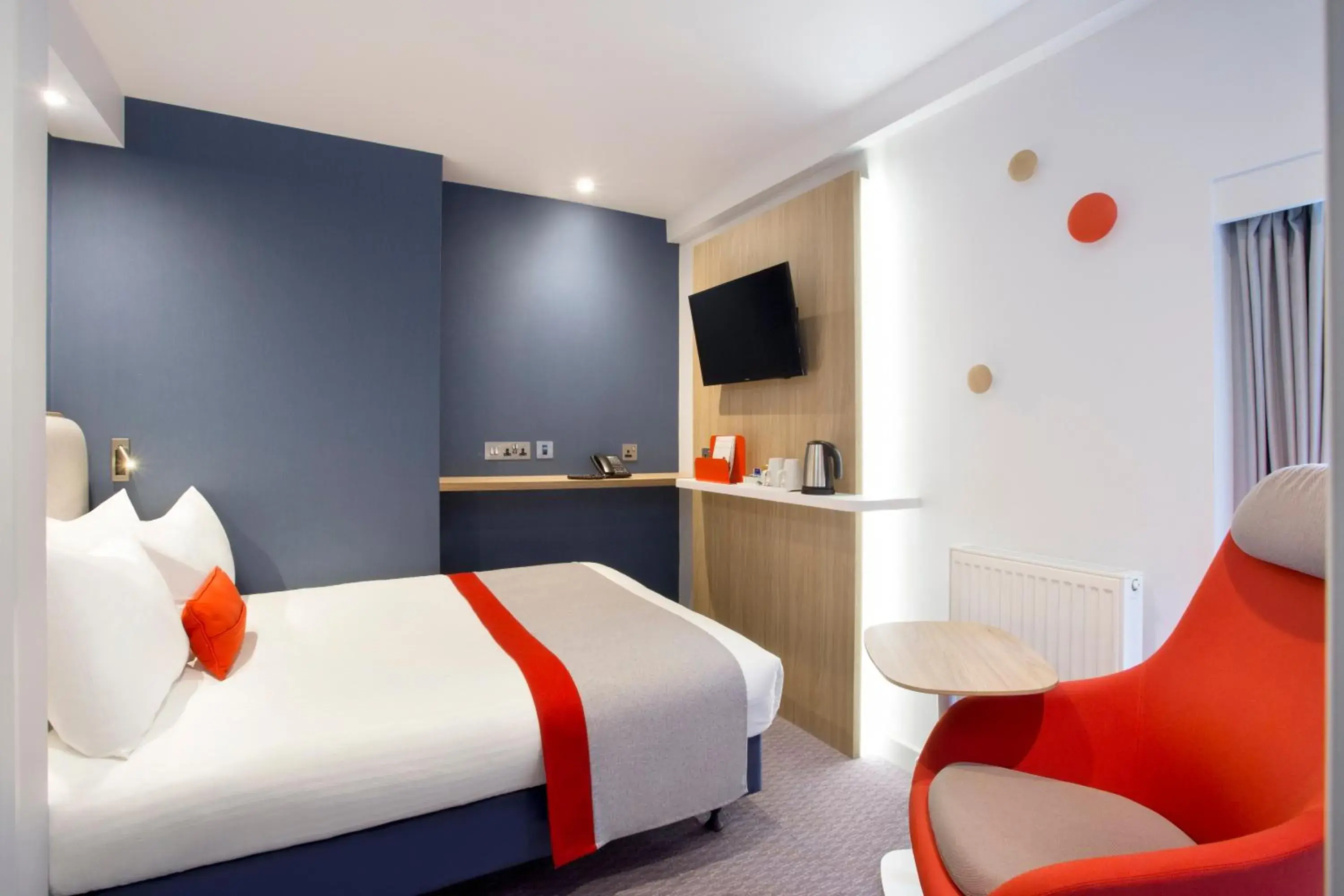 Photo of the whole room, Bed in Holiday Inn Express Southwark by IHG Photo of the whole room, Bed in Holiday Inn Express Southwark by IHG