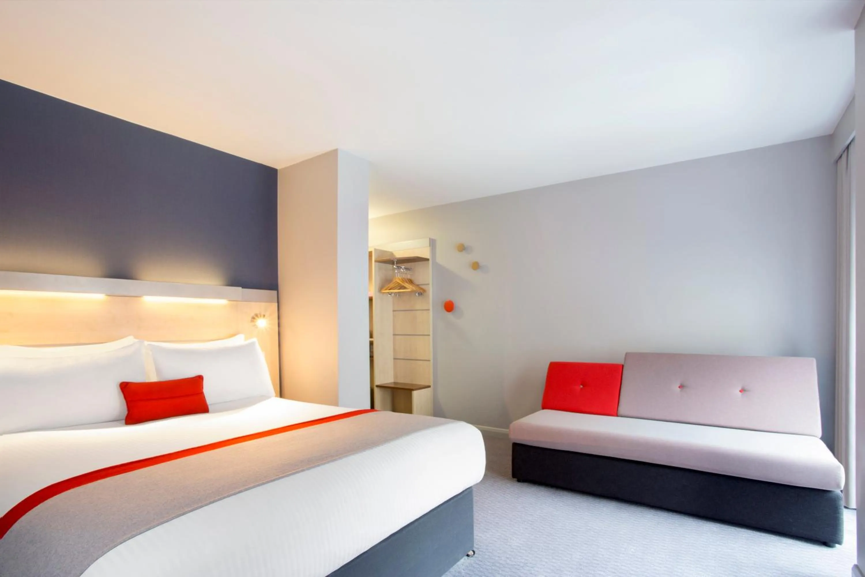 Photo of the whole room, Bed in Holiday Inn Express Southwark by IHG
