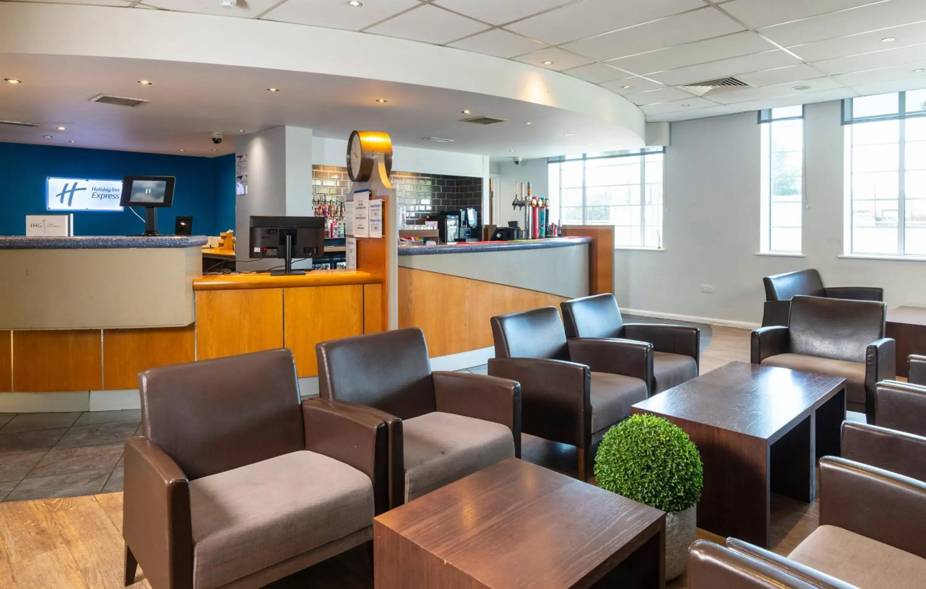 Lounge or bar in Holiday Inn Express London Chingford by IHG Lounge or bar in Holiday Inn Express London Chingford by IHG