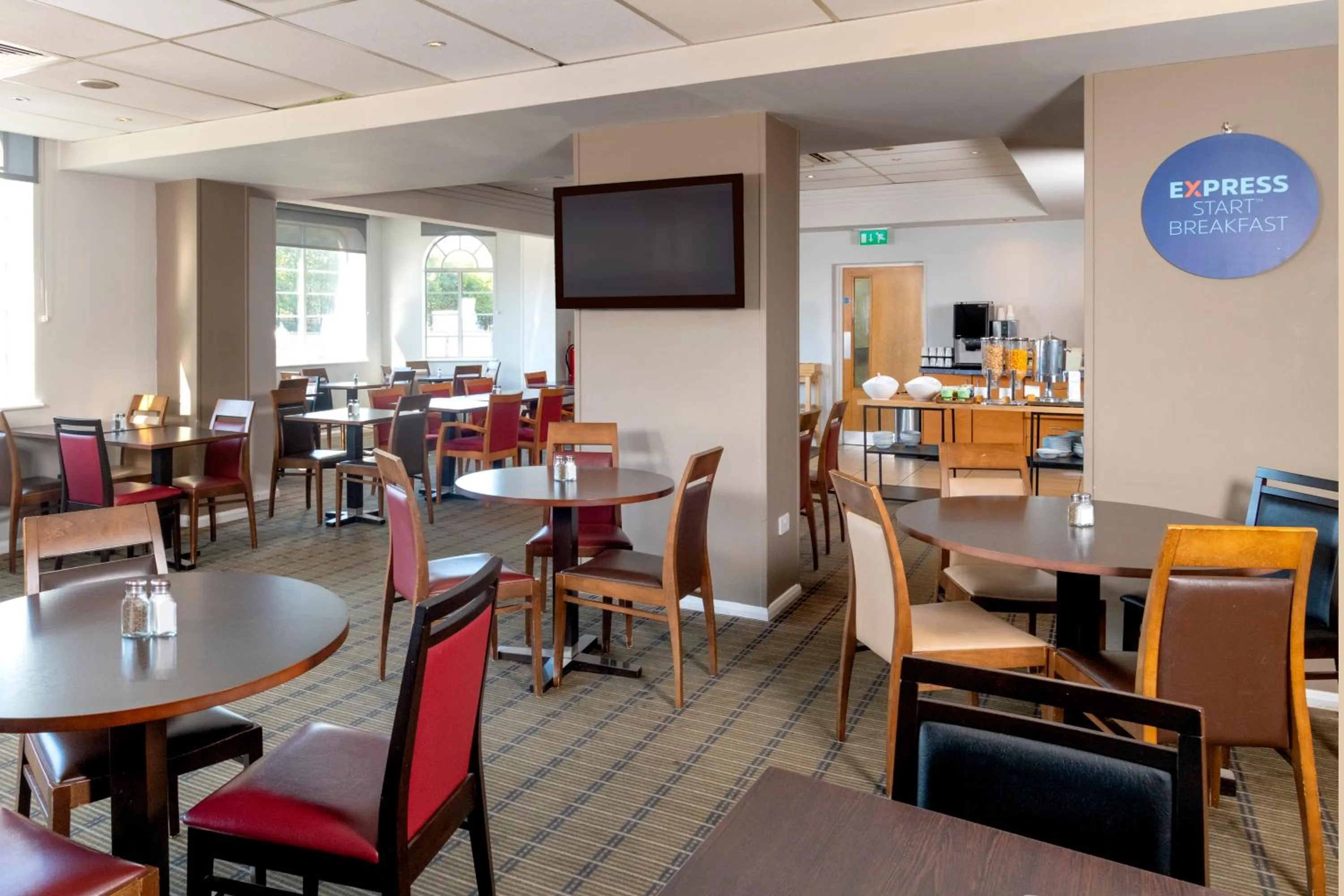 Lounge or bar in Holiday Inn Express London Chingford by IHG