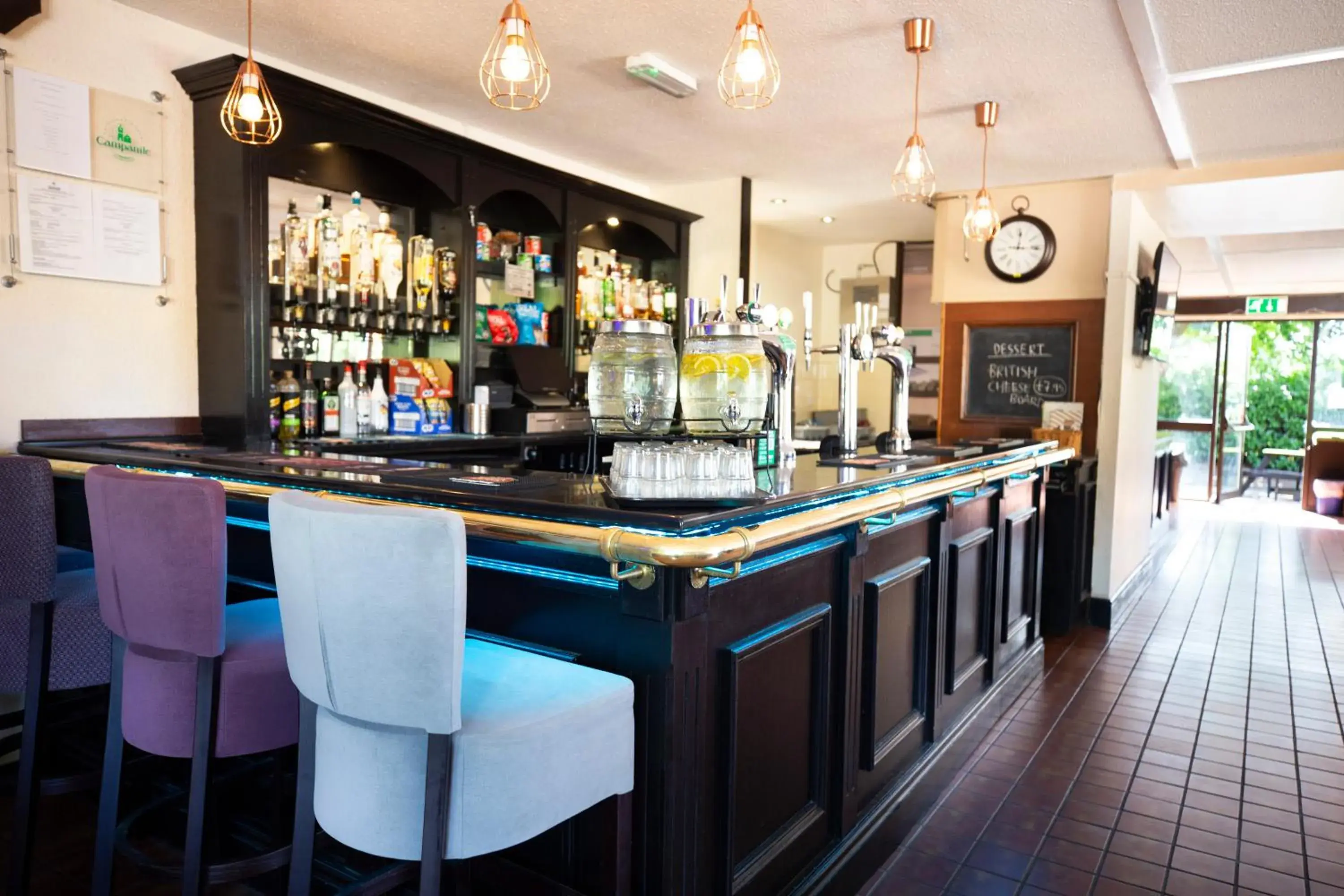 Lounge or bar in Campanile Milton Keynes - Fenny Stratford Lounge or bar in Campanile Milton Keynes - Fenny Stratford