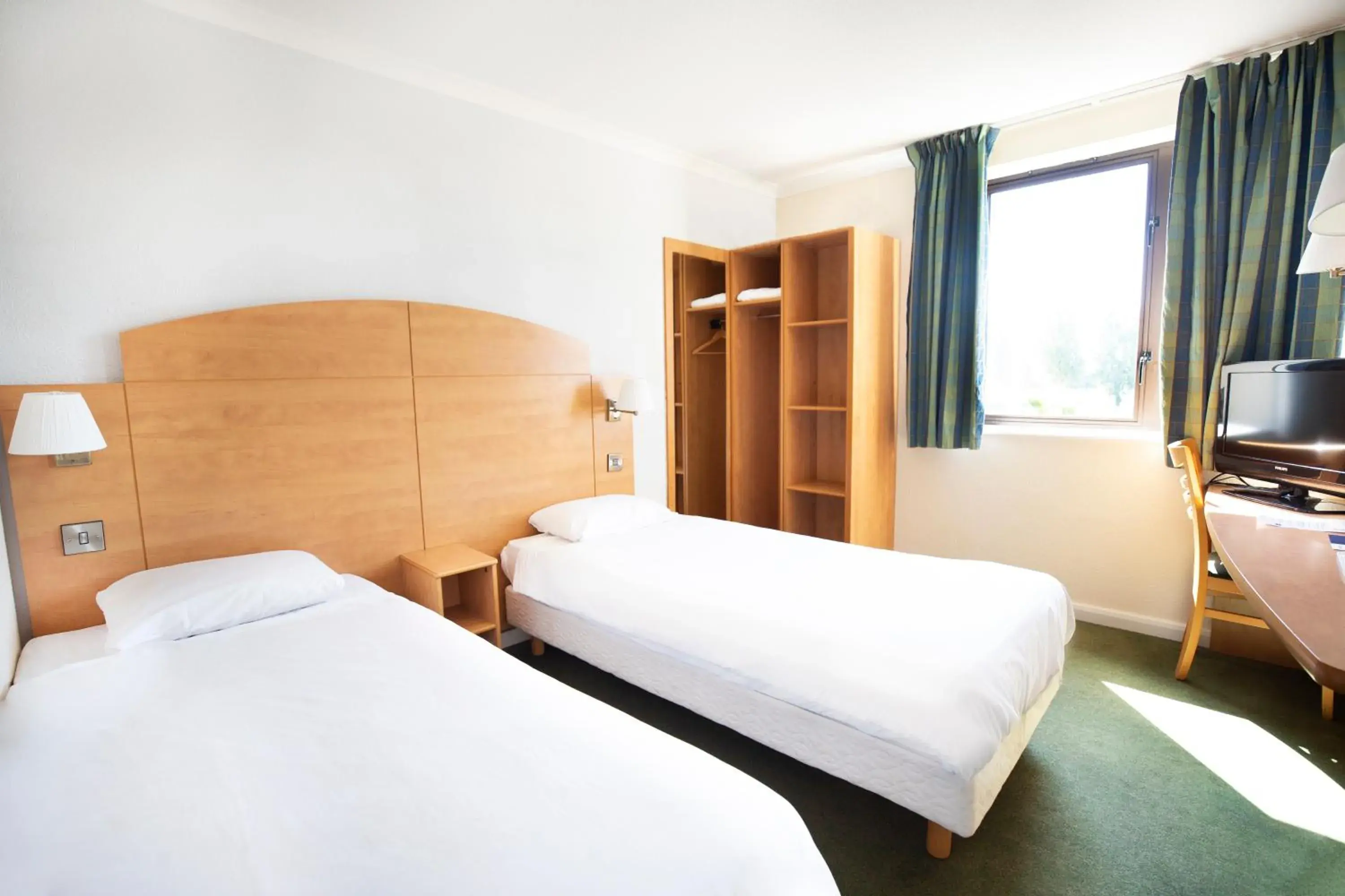 Bedroom, Bed in Campanile Milton Keynes - Fenny Stratford Bedroom, Bed in Campanile Milton Keynes - Fenny Stratford