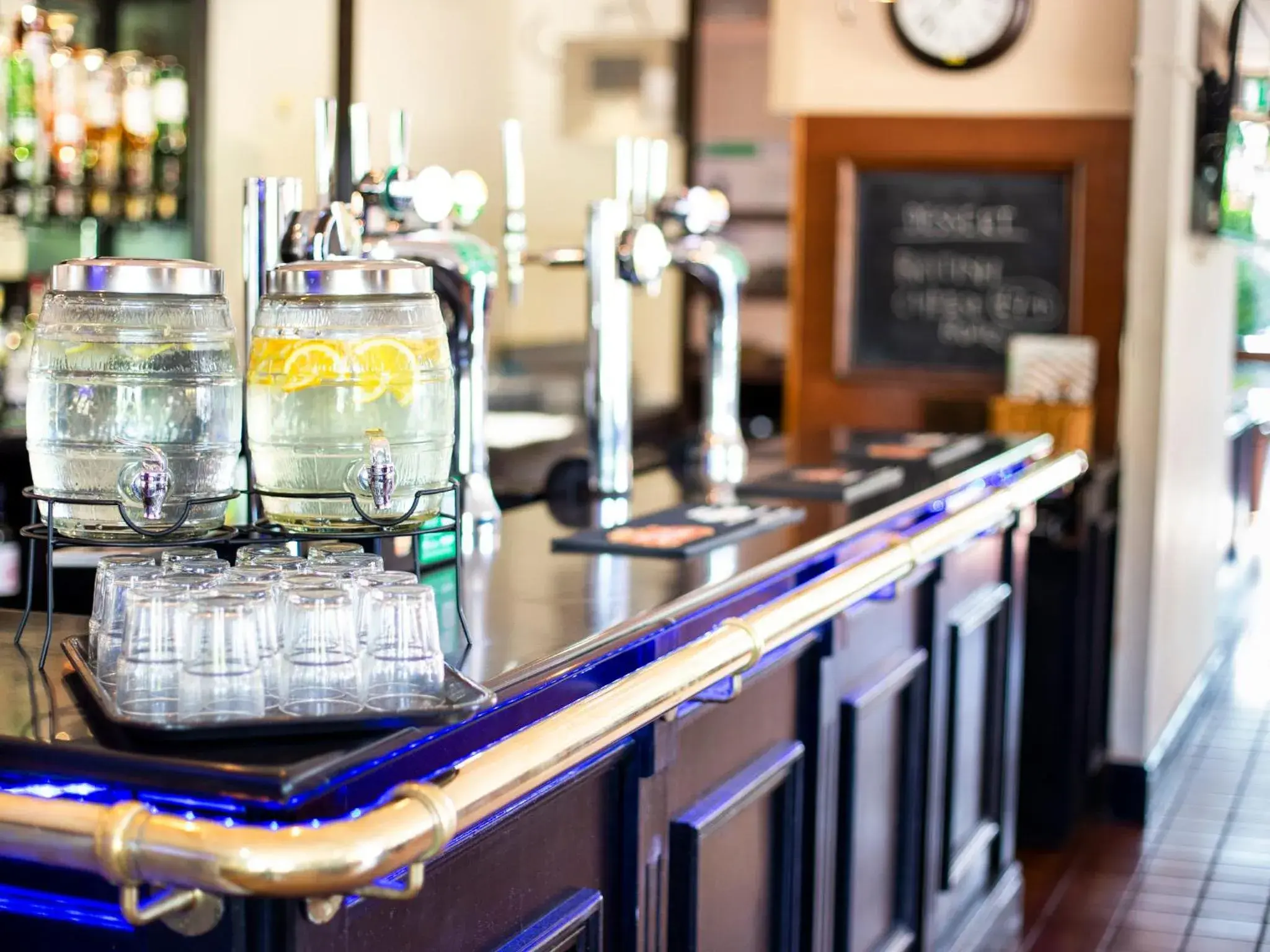 Lounge or bar in Campanile Milton Keynes - Fenny Stratford Lounge or bar in Campanile Milton Keynes - Fenny Stratford