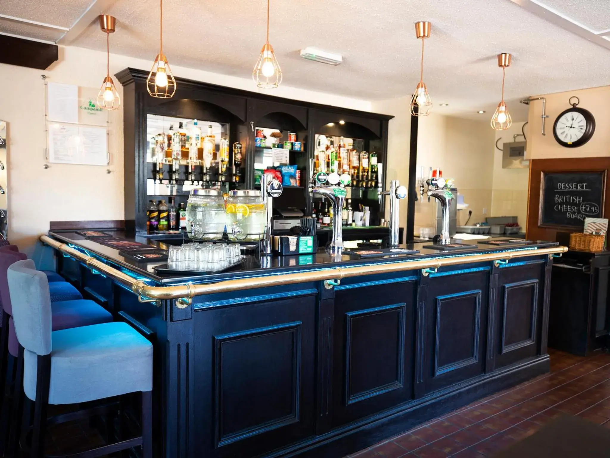 Lounge or bar in Campanile Milton Keynes - Fenny Stratford Lounge or bar in Campanile Milton Keynes - Fenny Stratford