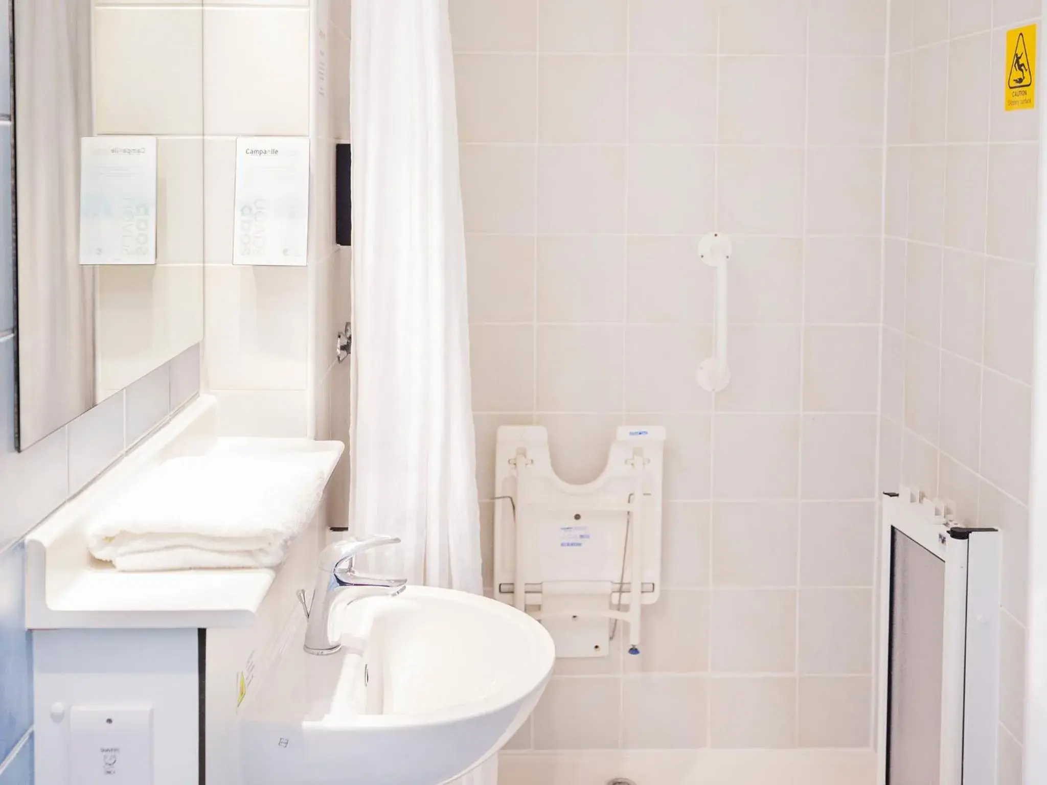 Bathroom in Campanile Milton Keynes - Fenny Stratford Bathroom in Campanile Milton Keynes - Fenny Stratford