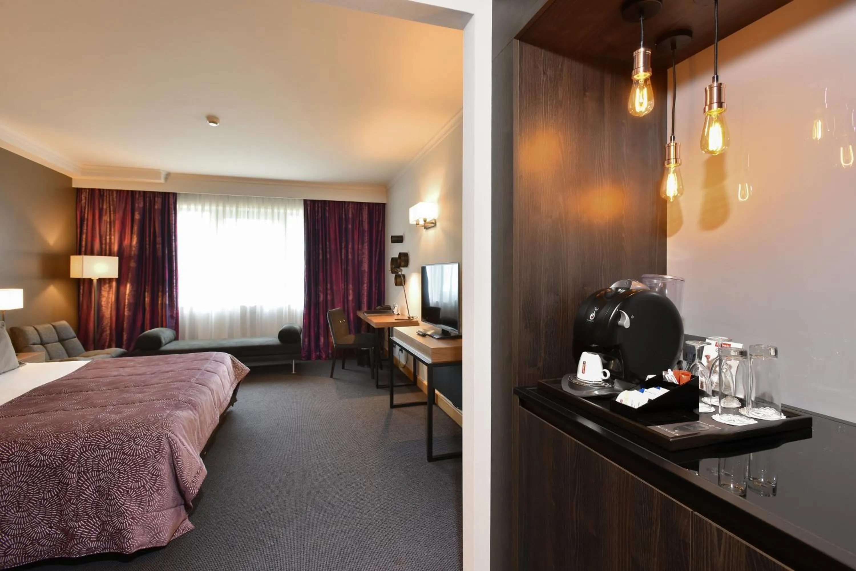 Photo of the whole room, Bed in Martin's Château Du Lac