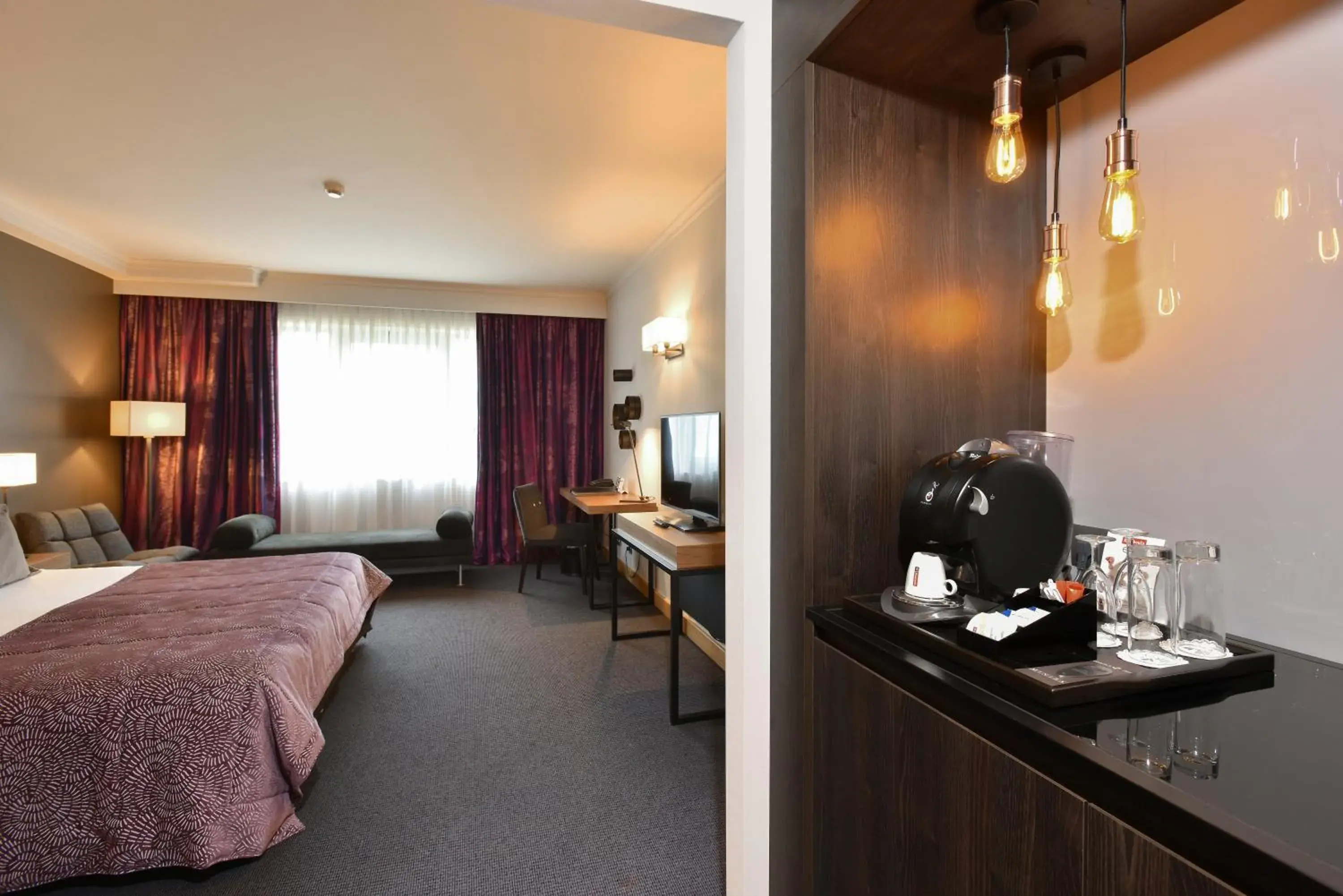 Photo of the whole room, Bed in Martin's Château Du Lac Photo of the whole room, Bed in Martin's Château Du Lac