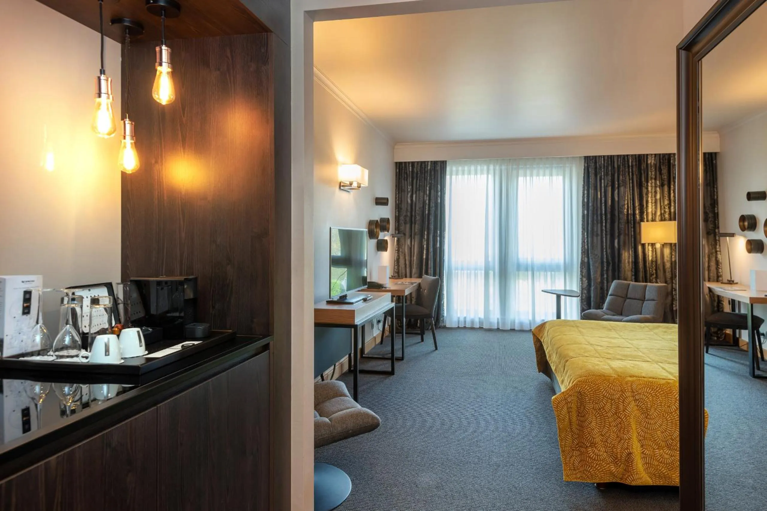 Photo of the whole room, Bed in Martin's Château Du Lac