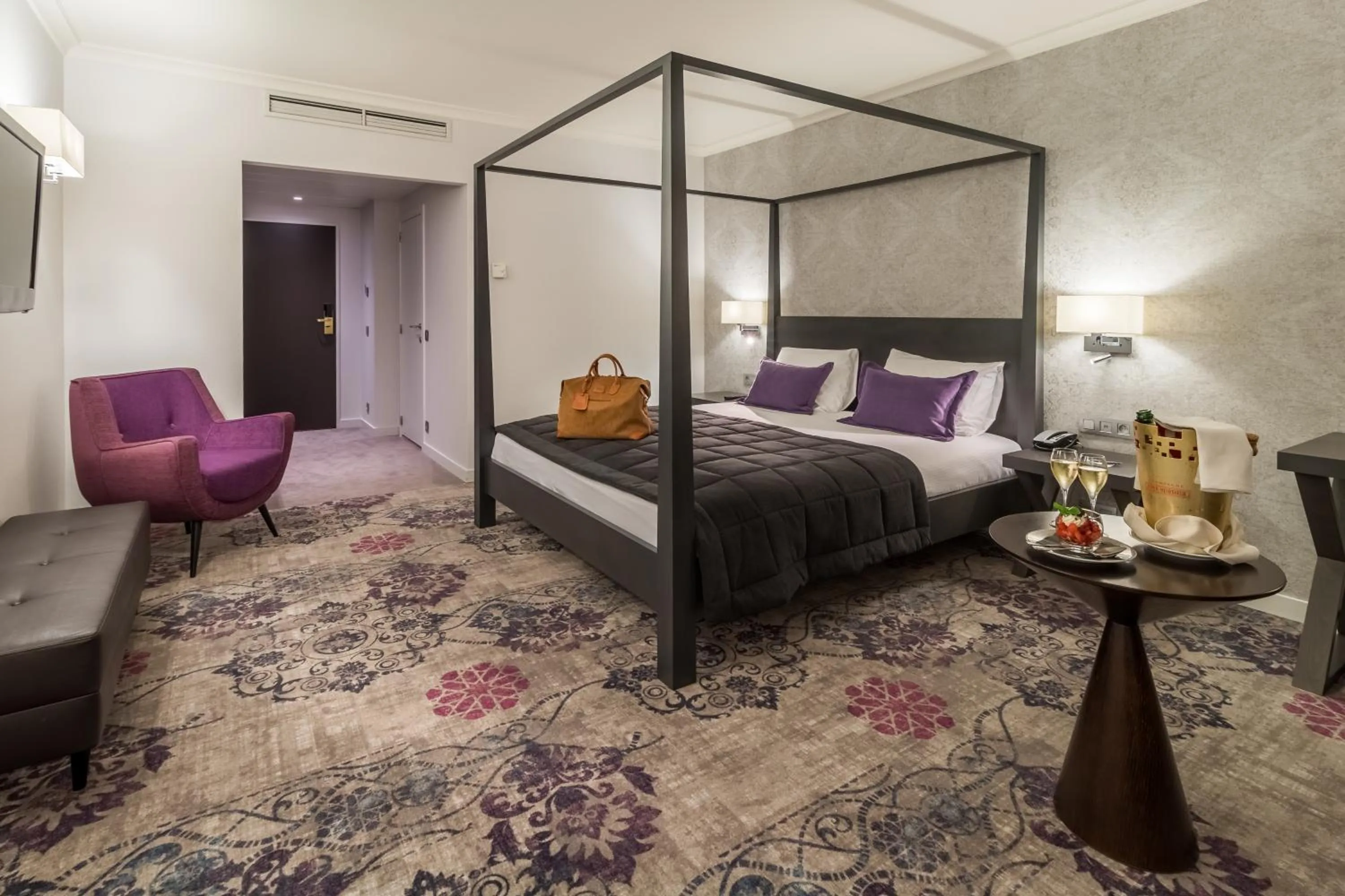 Photo of the whole room, Bed in Martin's Château Du Lac