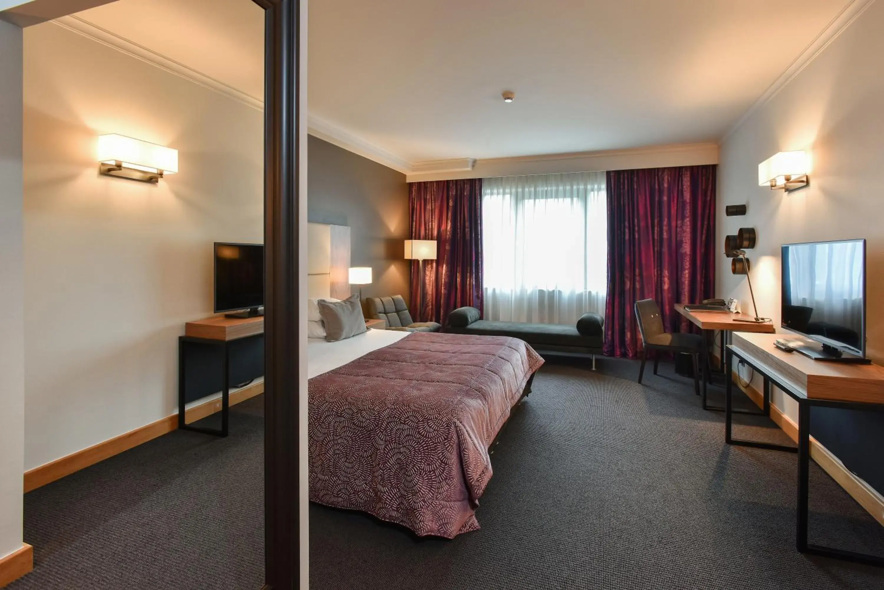 TV and multimedia, Bed in Martin's Château Du Lac TV and multimedia, Bed in Martin's Château Du Lac