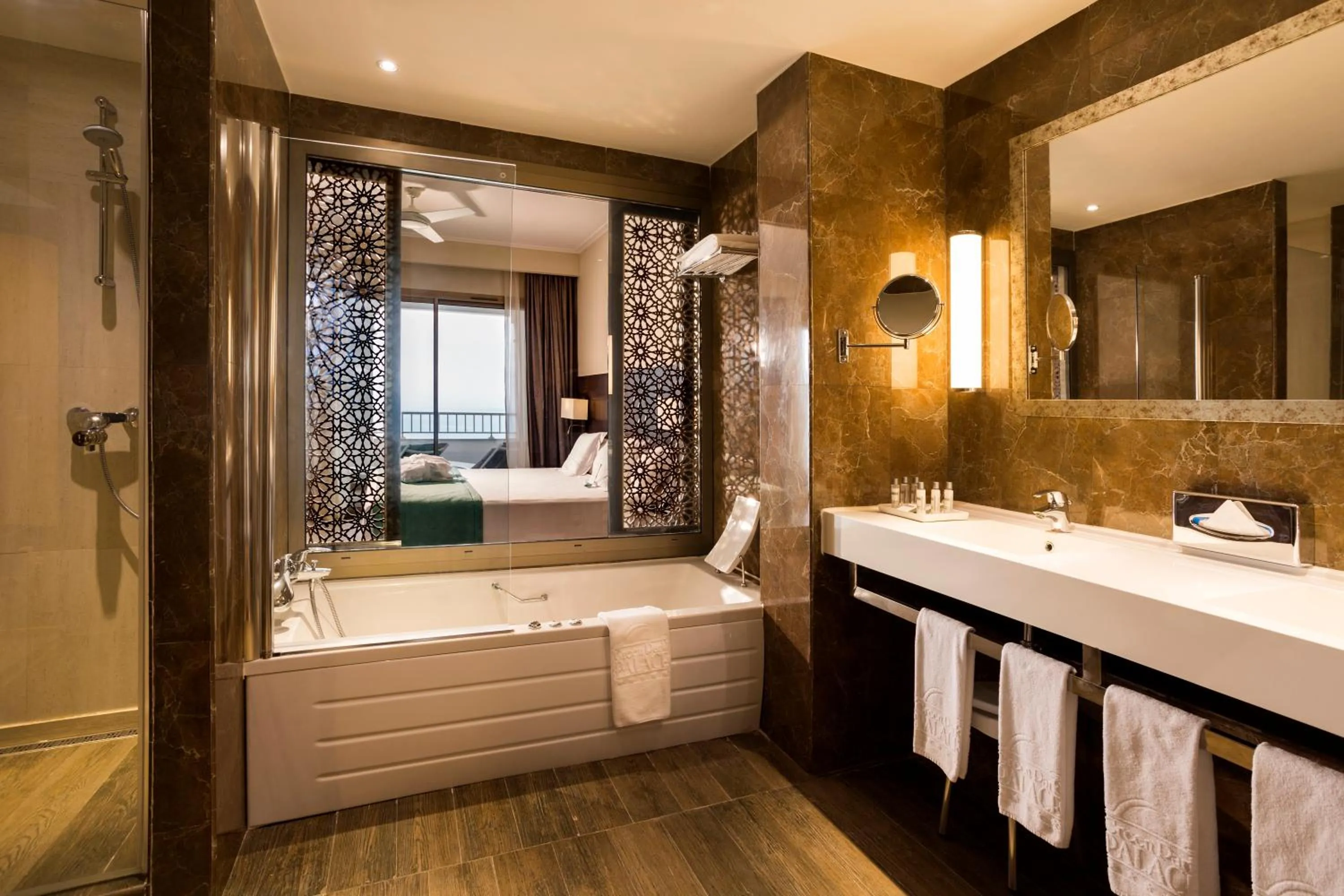 Bathroom, Bed in Concorde Green Park Palace