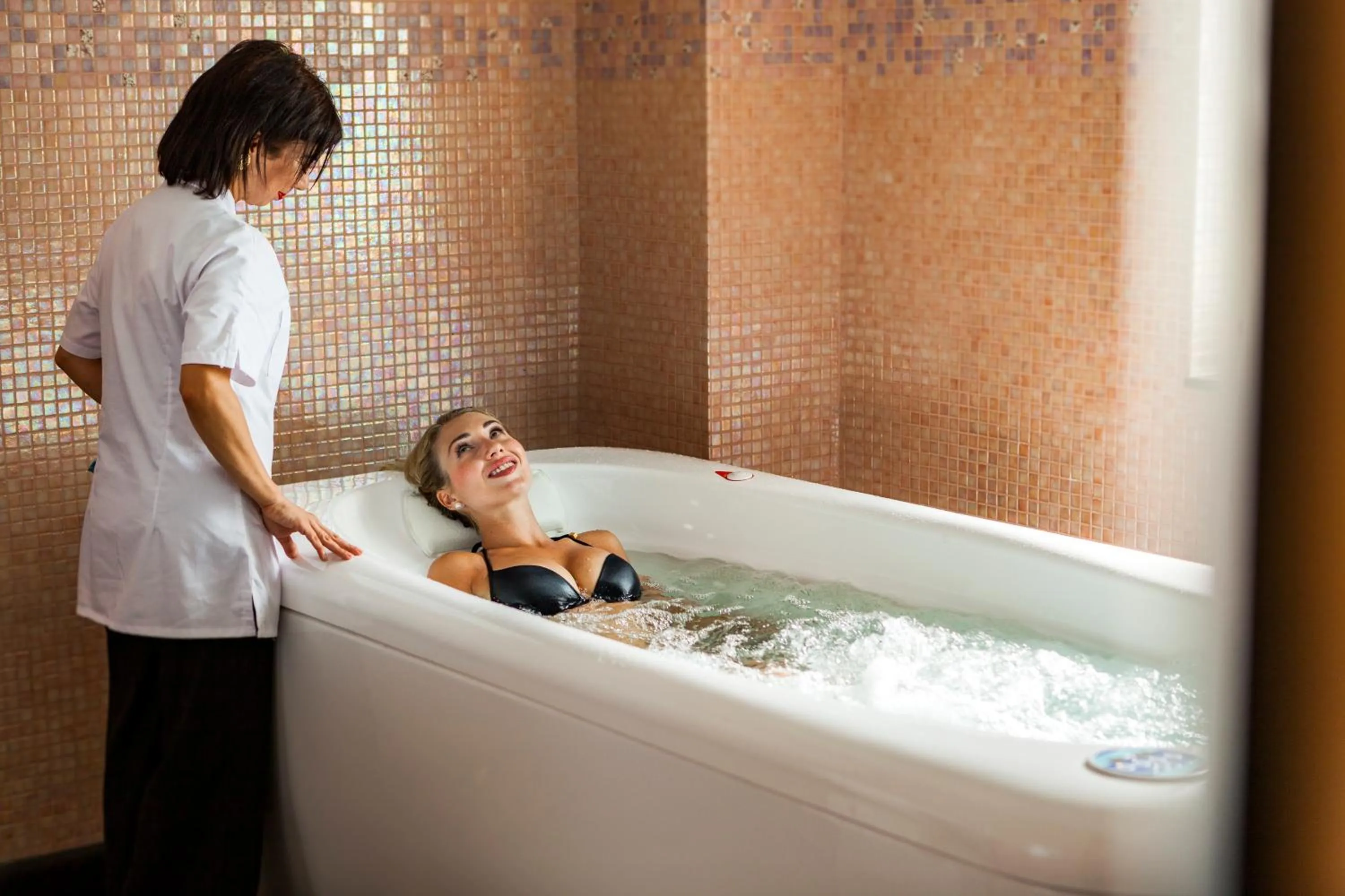 Hot Tub in Concorde Green Park Palace