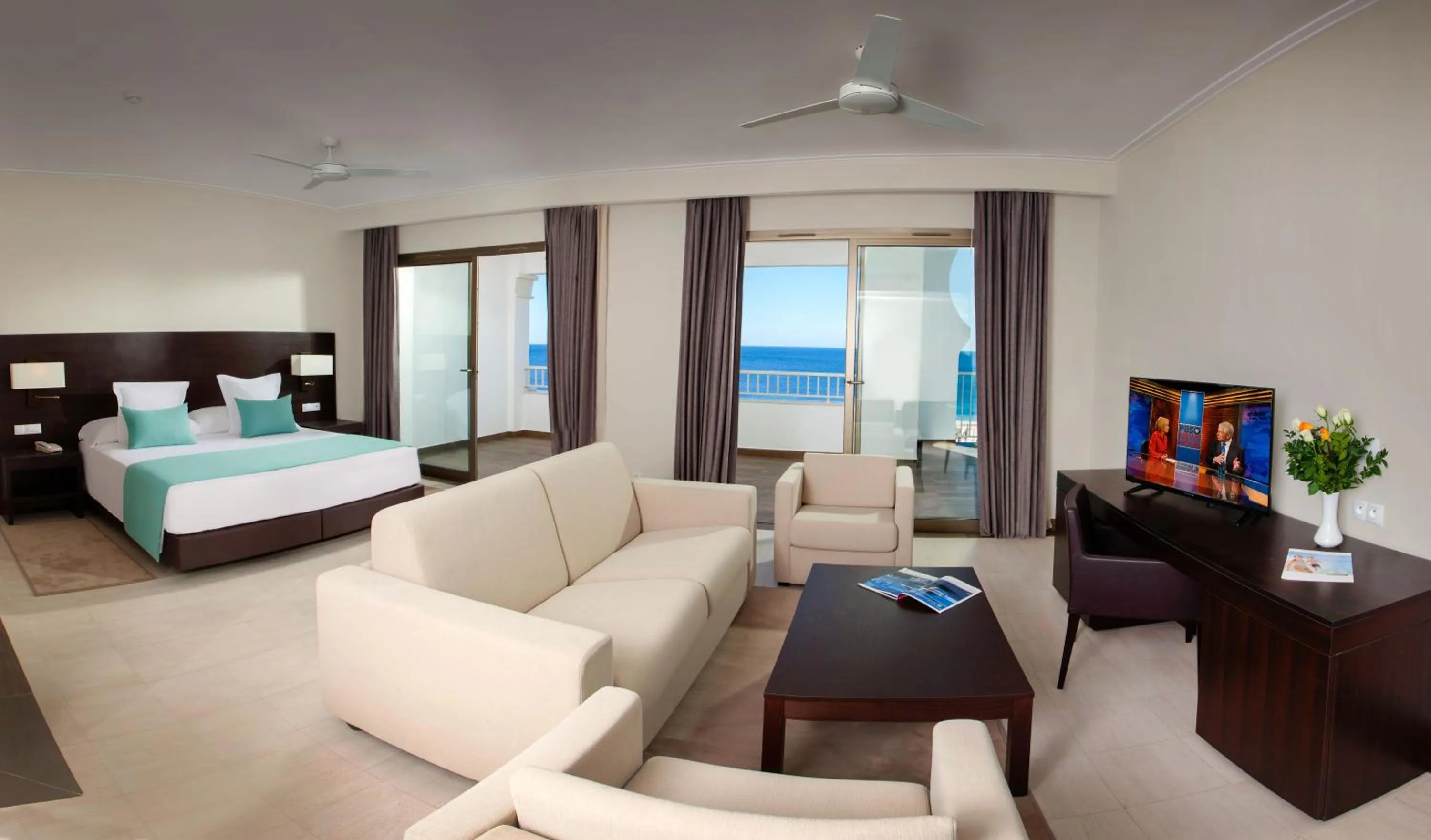 Living room, Bed in Concorde Green Park Palace