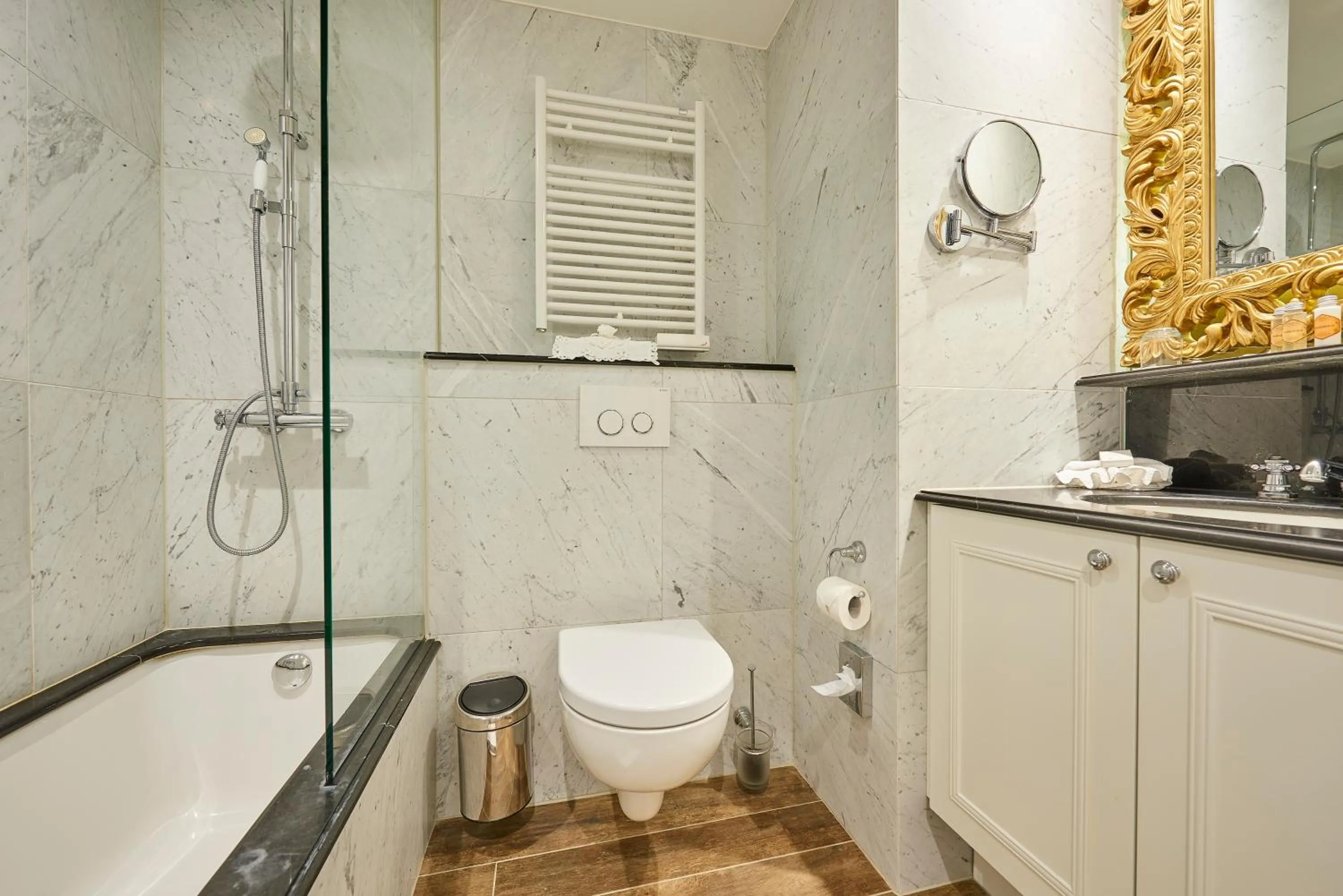 Shower in Relais & Châteaux Hotel Heritage