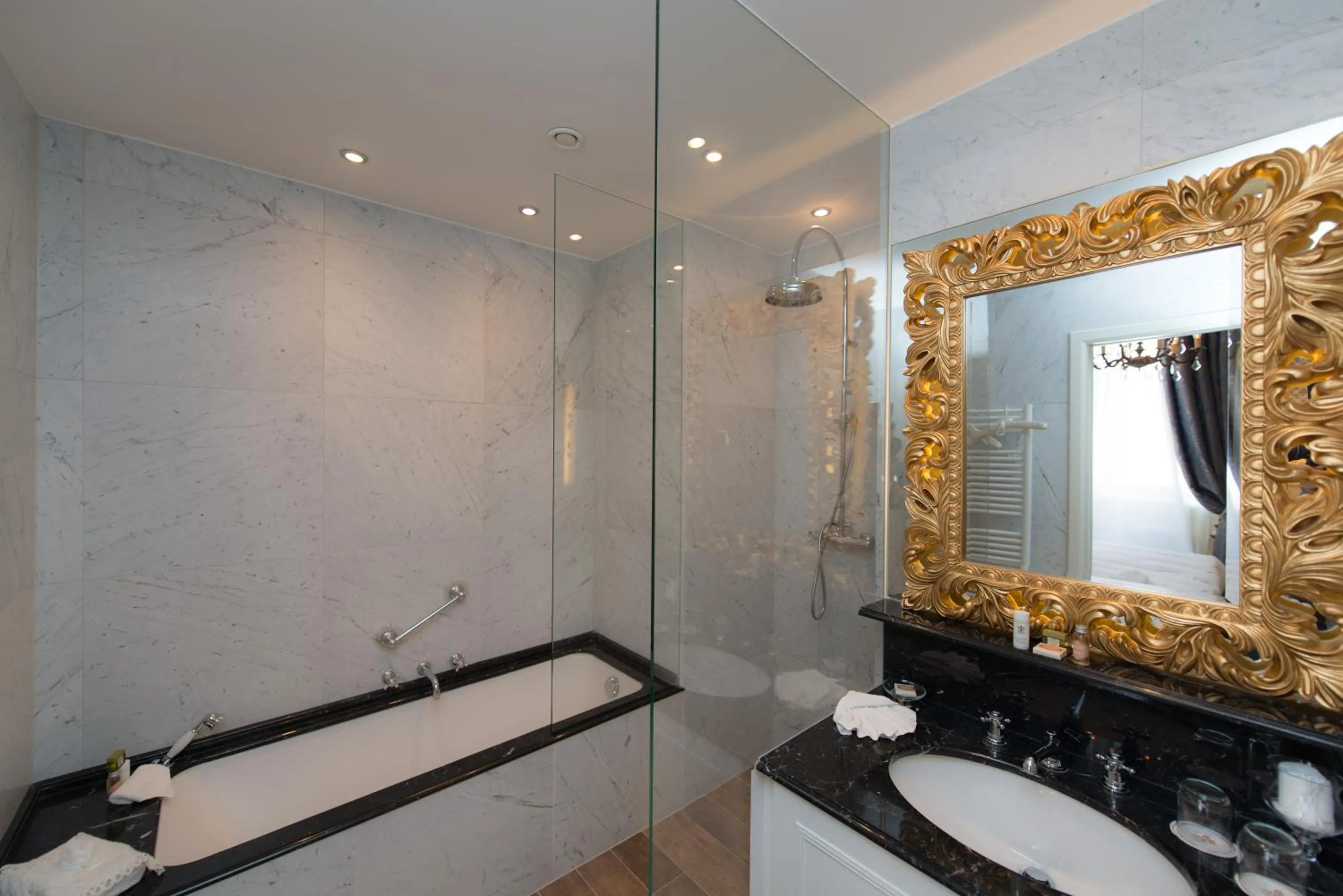 Shower in Relais & Châteaux Hotel Heritage