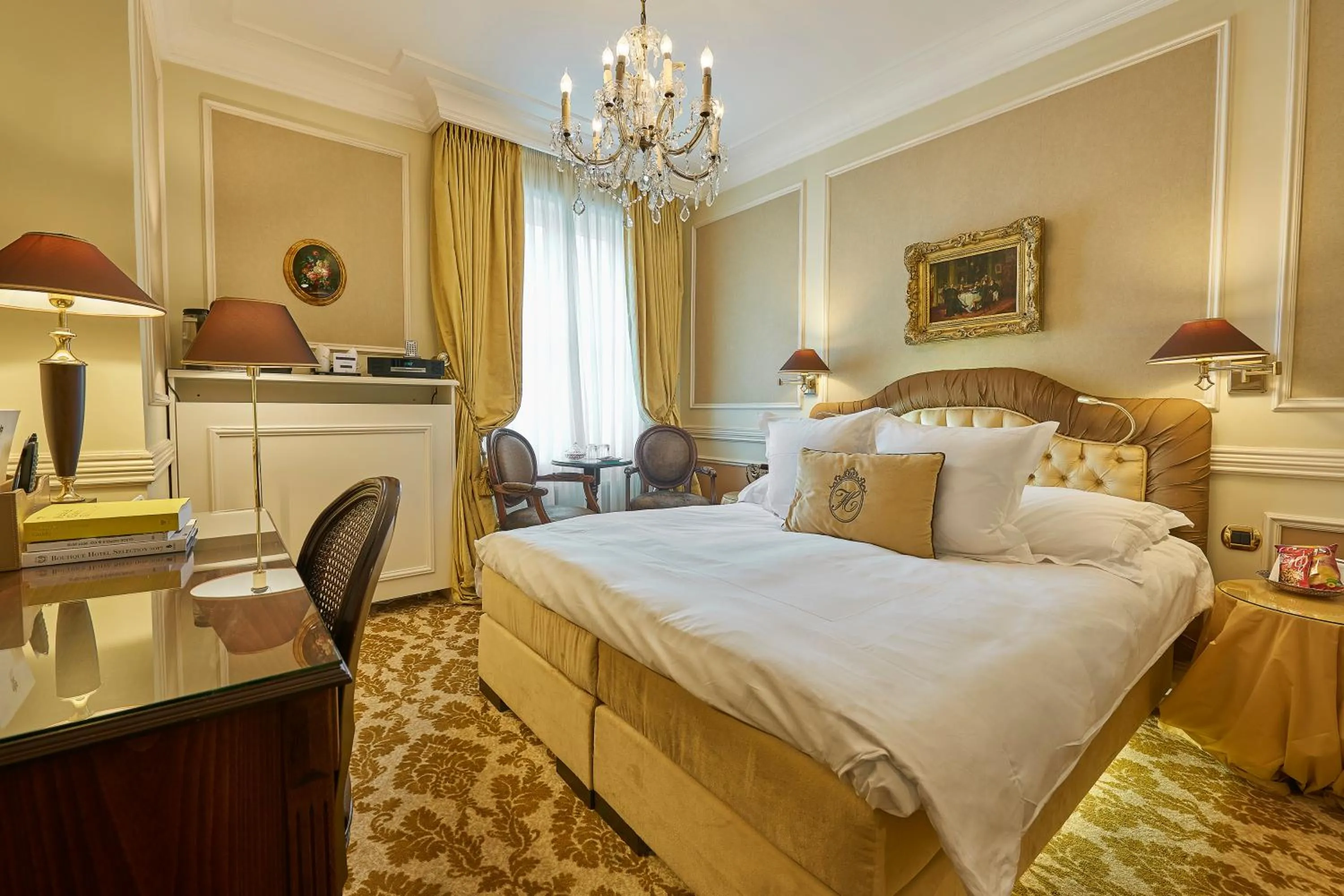 Photo of the whole room, Bed in Relais & Châteaux Hotel Heritage