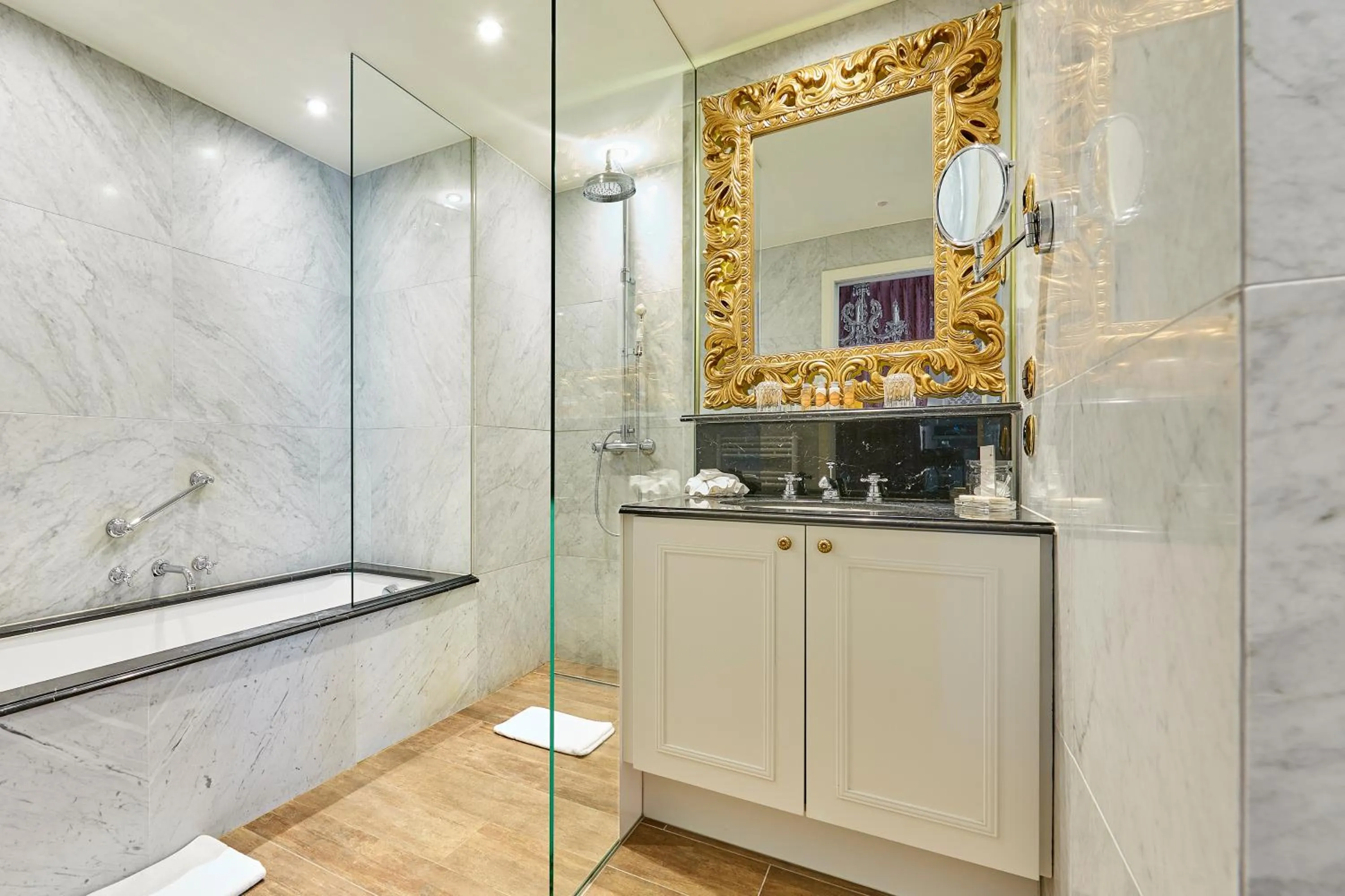 Shower in Relais & Châteaux Hotel Heritage