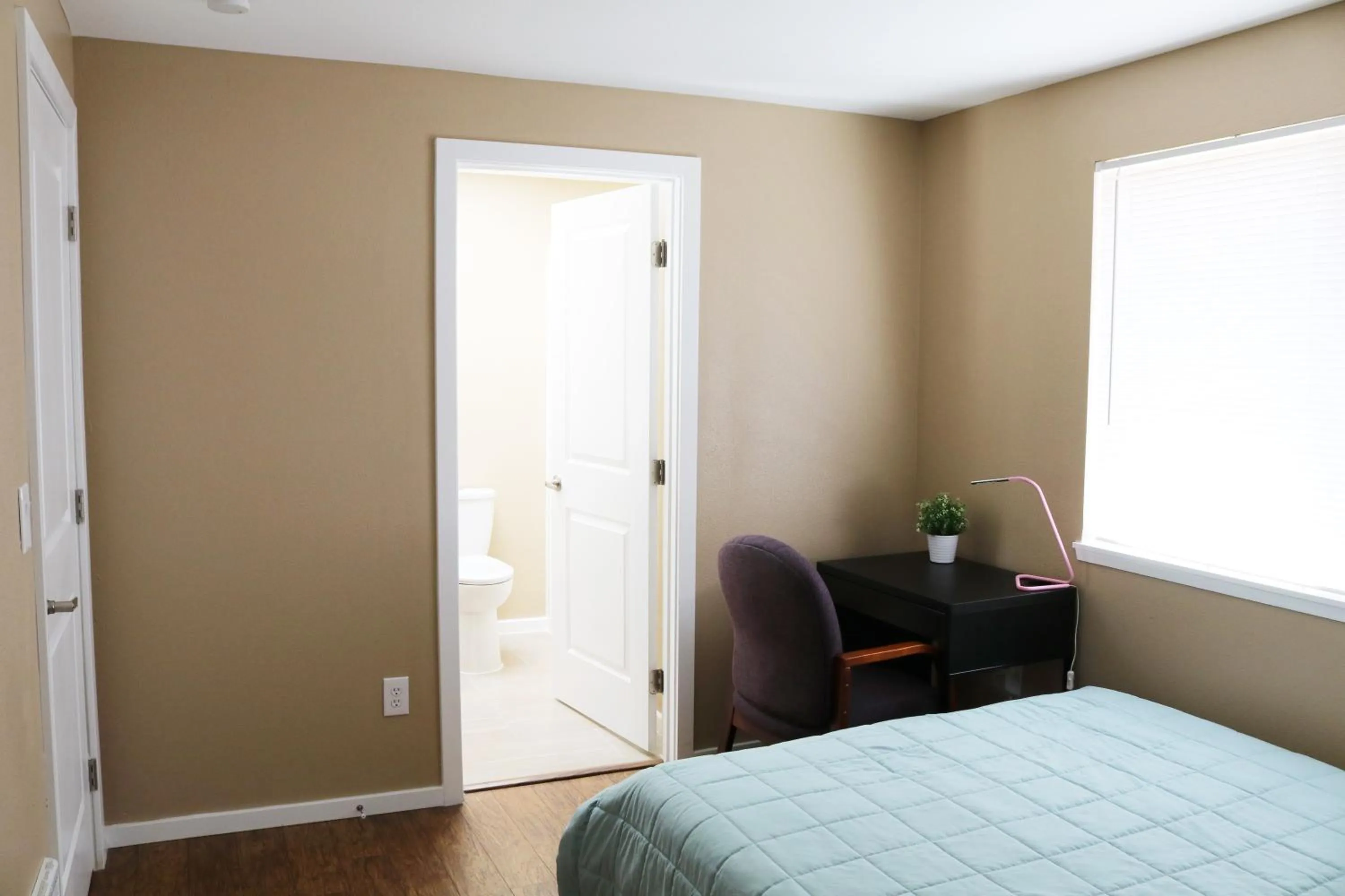 Bedroom, Bed in Quiet, clean and comfortable room