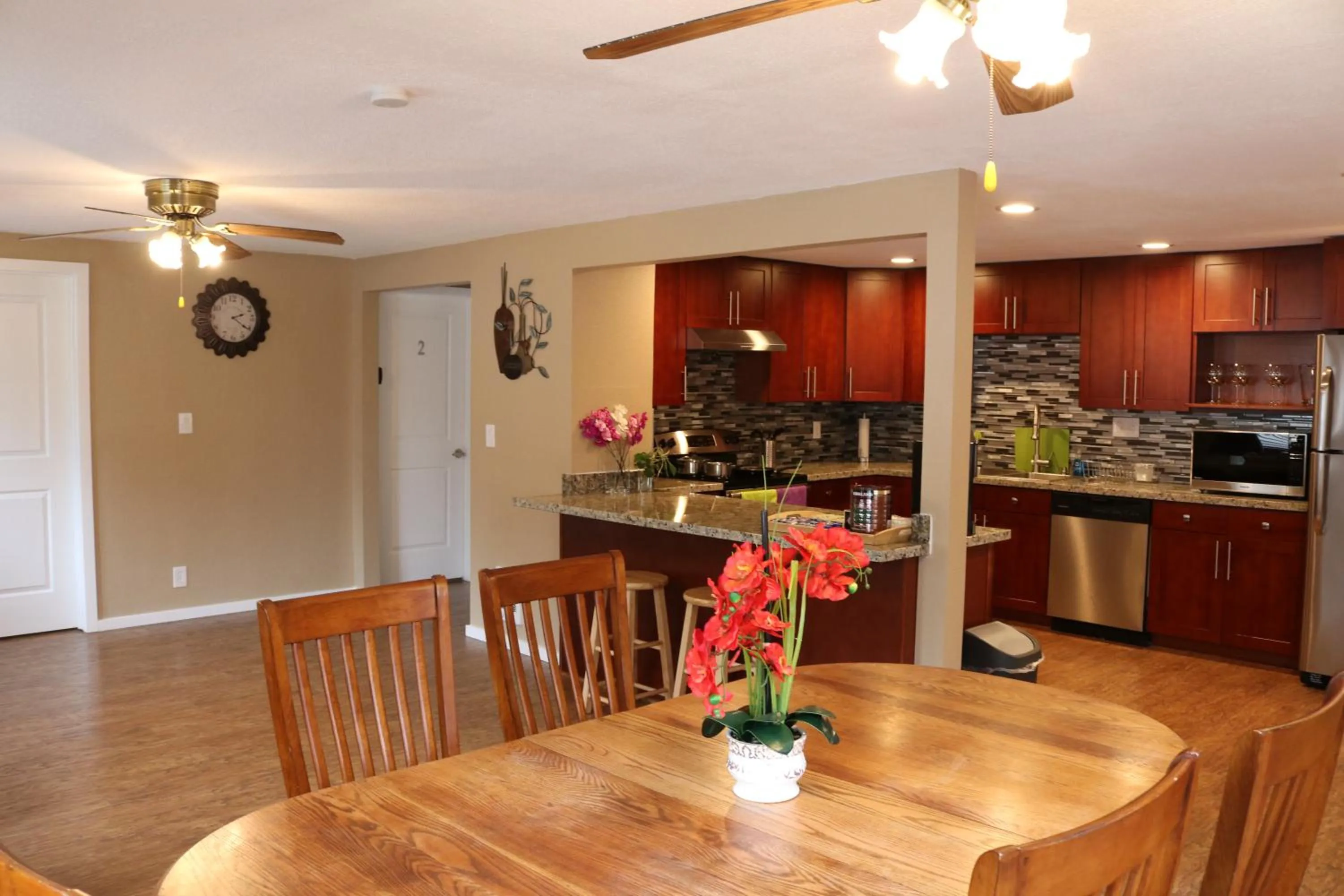 Dining area in Quiet, clean and comfortable room