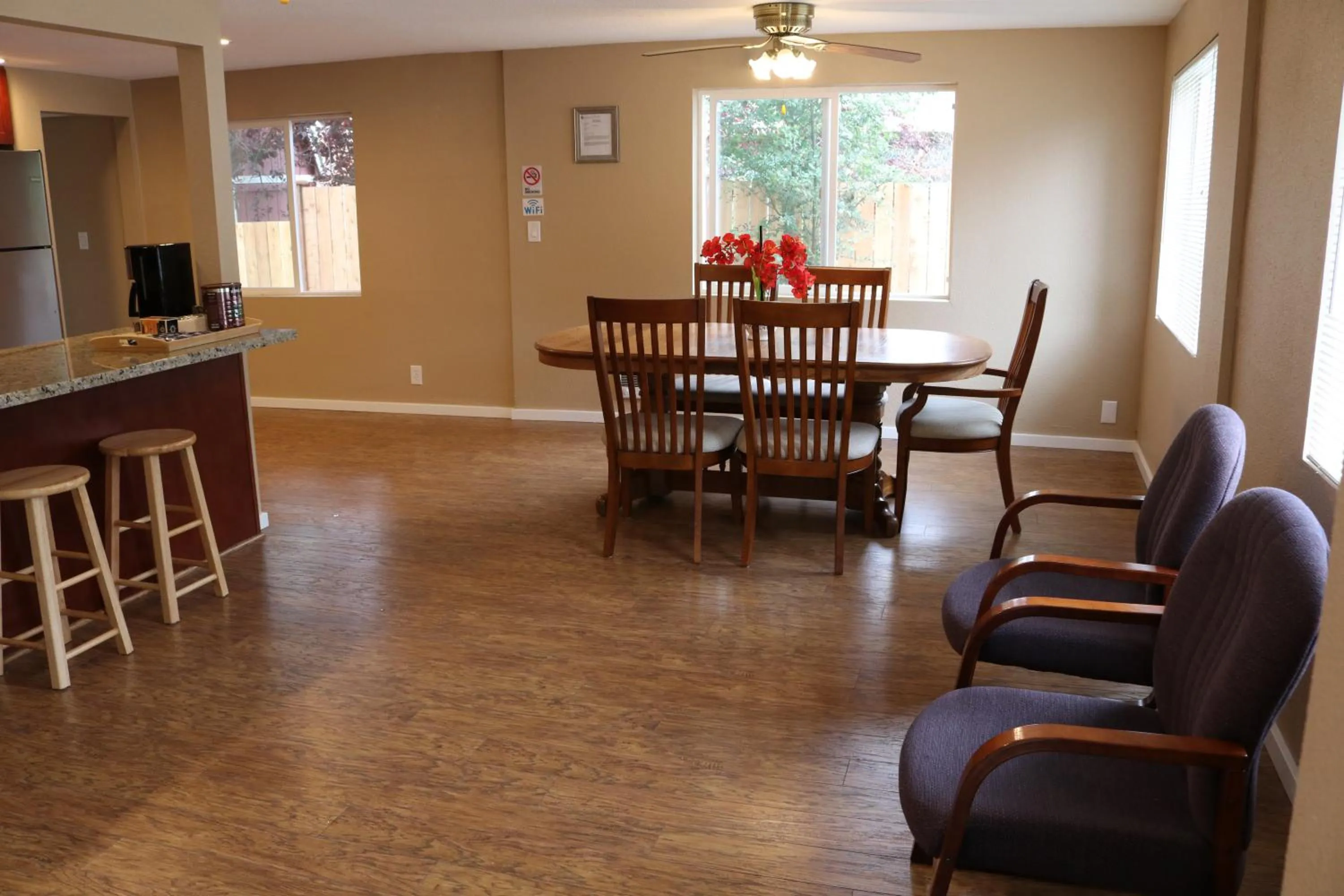 Dining area in Quiet, clean and comfortable room