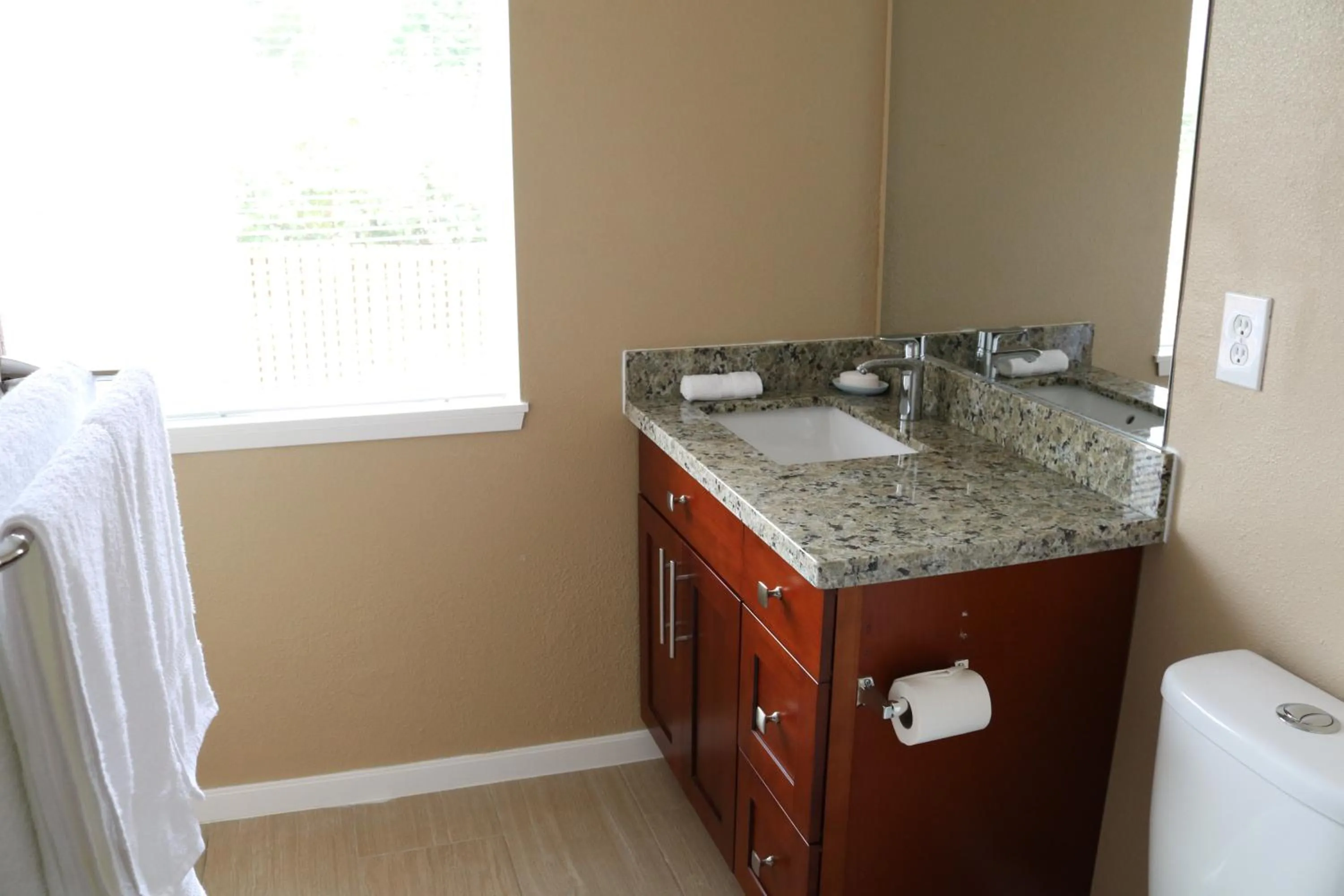 Toilet in Quiet, clean and comfortable room