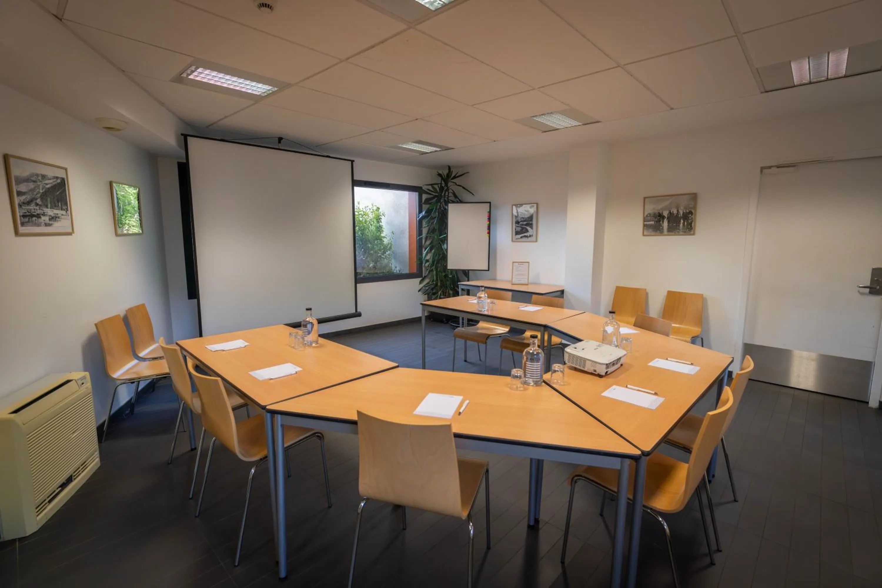 Meeting/conference room in Logis Hotel L'Embarcadère