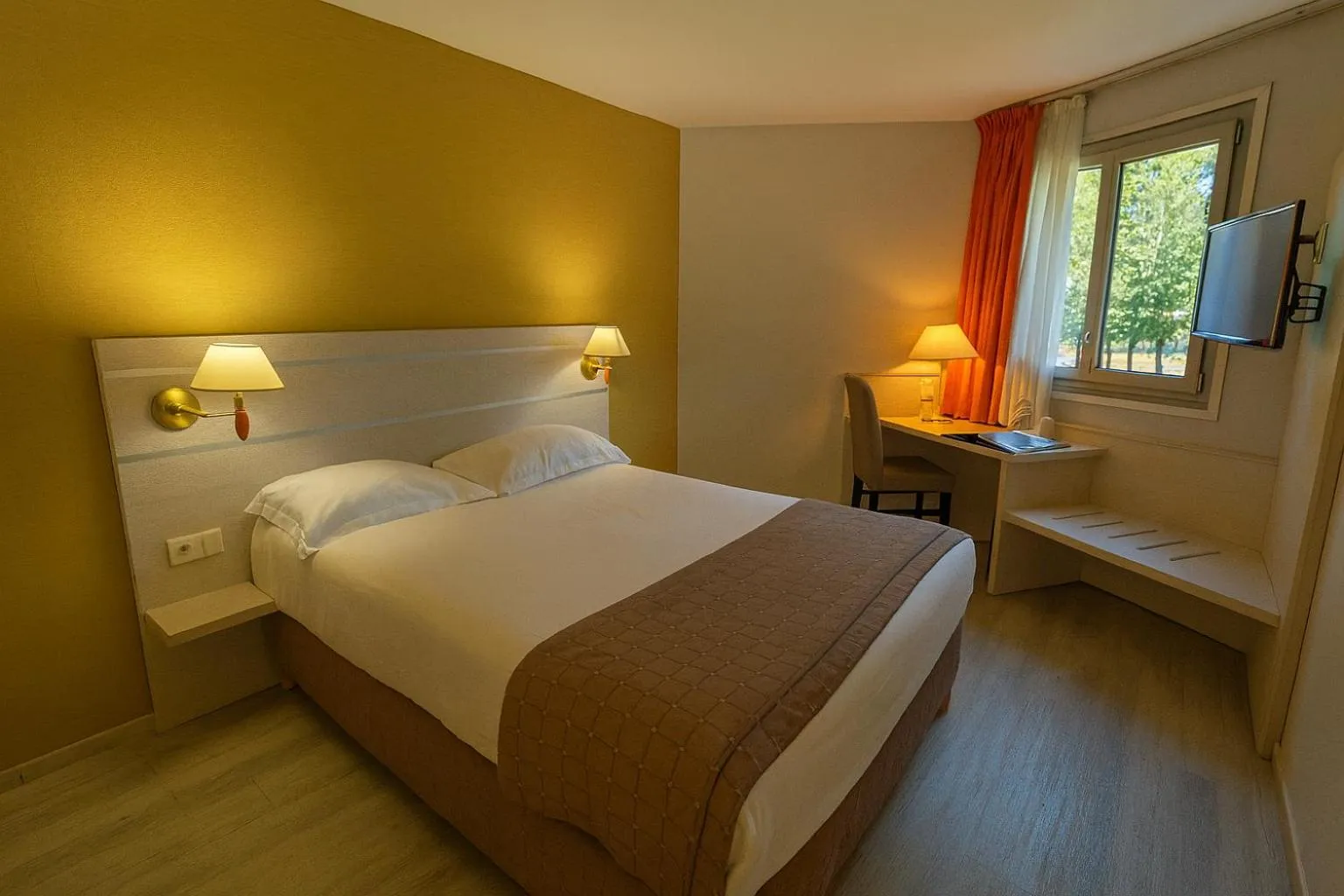 Bed in Logis Hotel L'Embarcadère