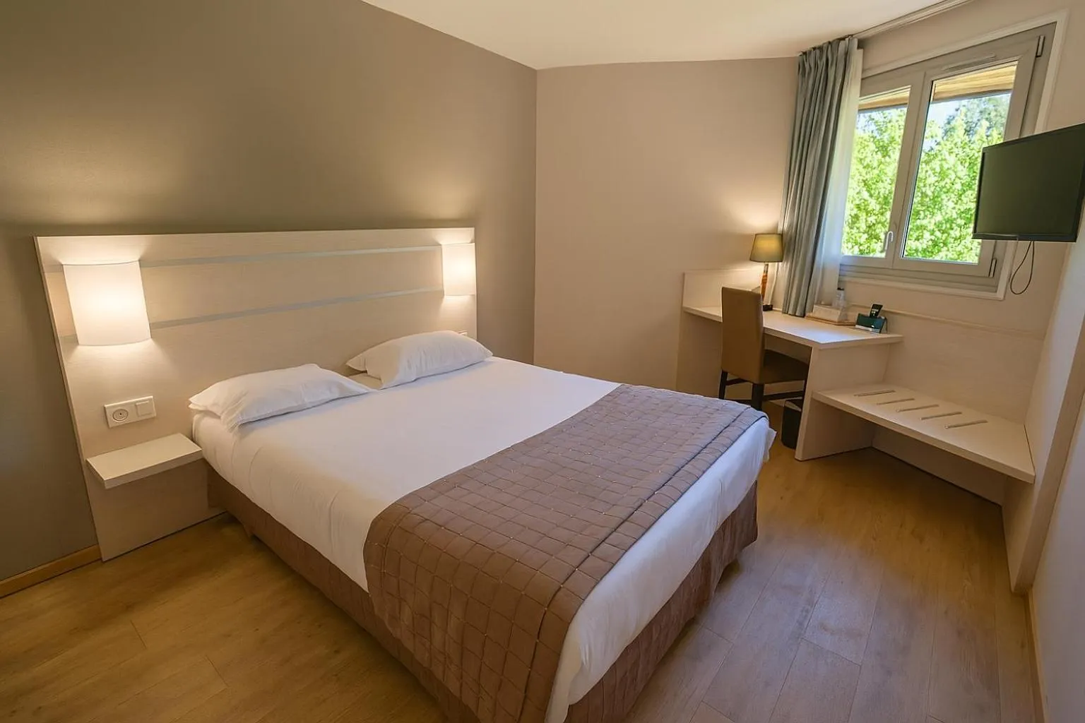 Bed in Logis Hotel L'Embarcadère