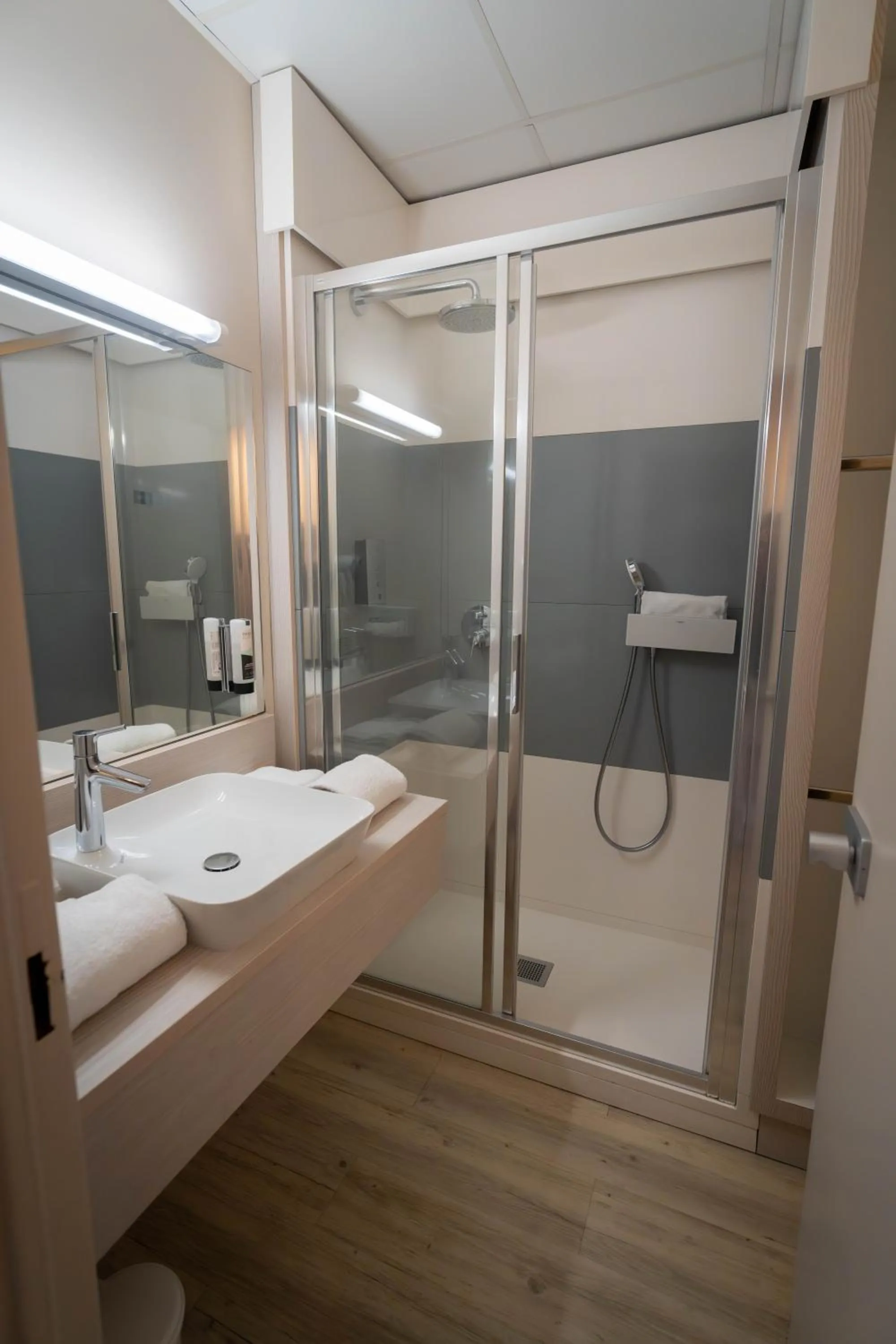 Shower in Logis Hotel L'Embarcadère