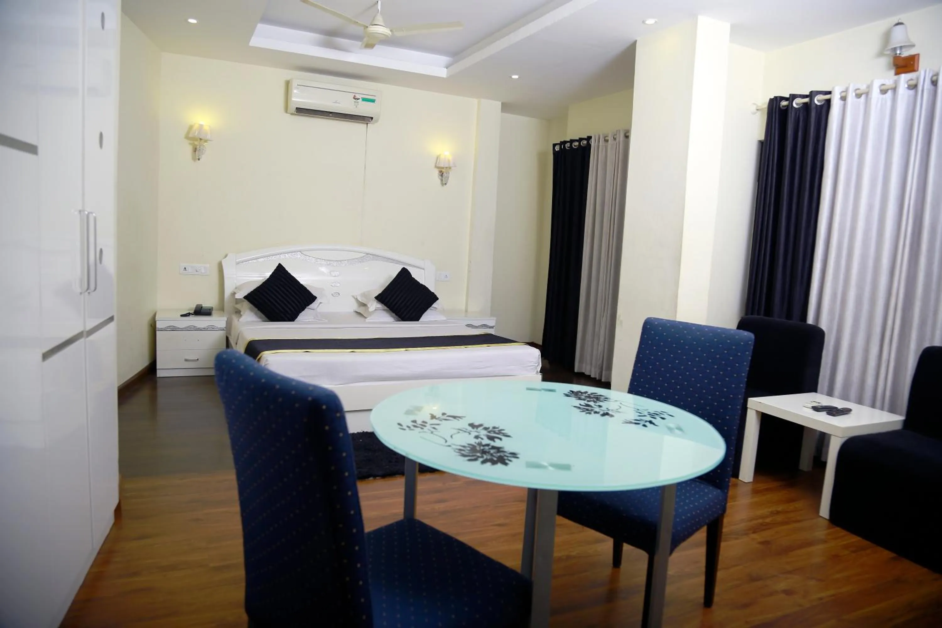 Living room, Bed in Green Park Residency