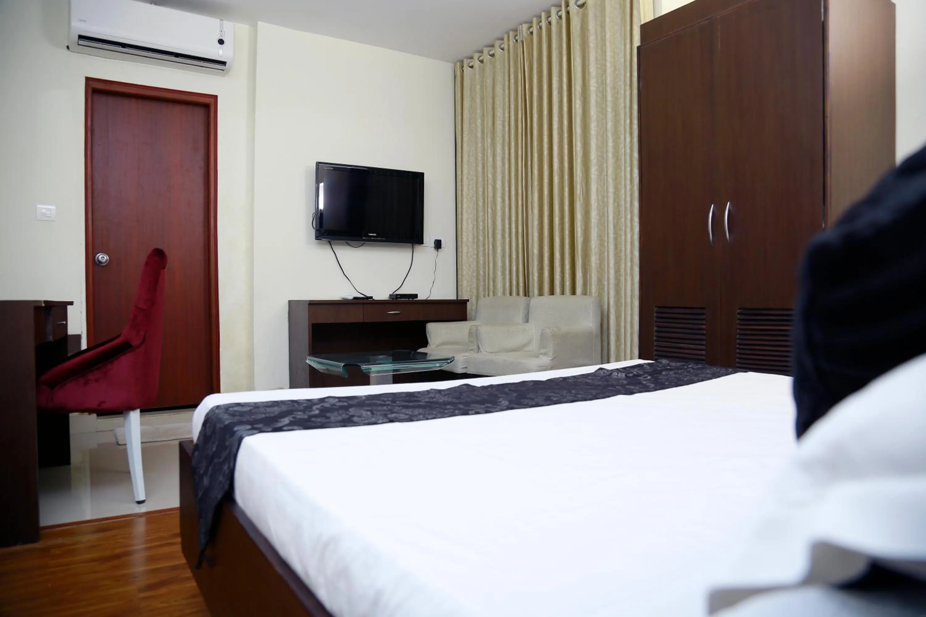 Bedroom, Bed in Green Park Residency