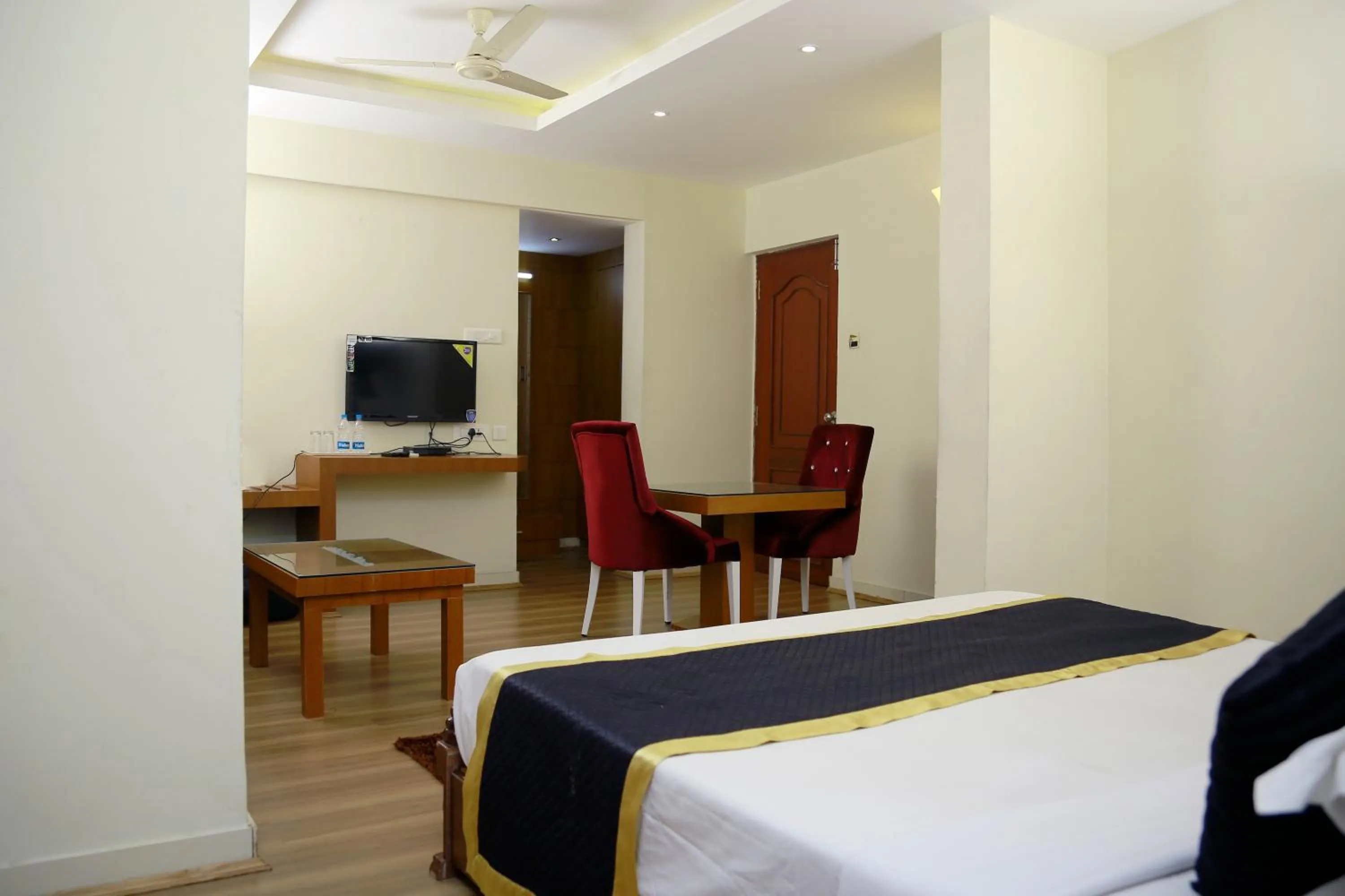 Living room, Bed in Green Park Residency