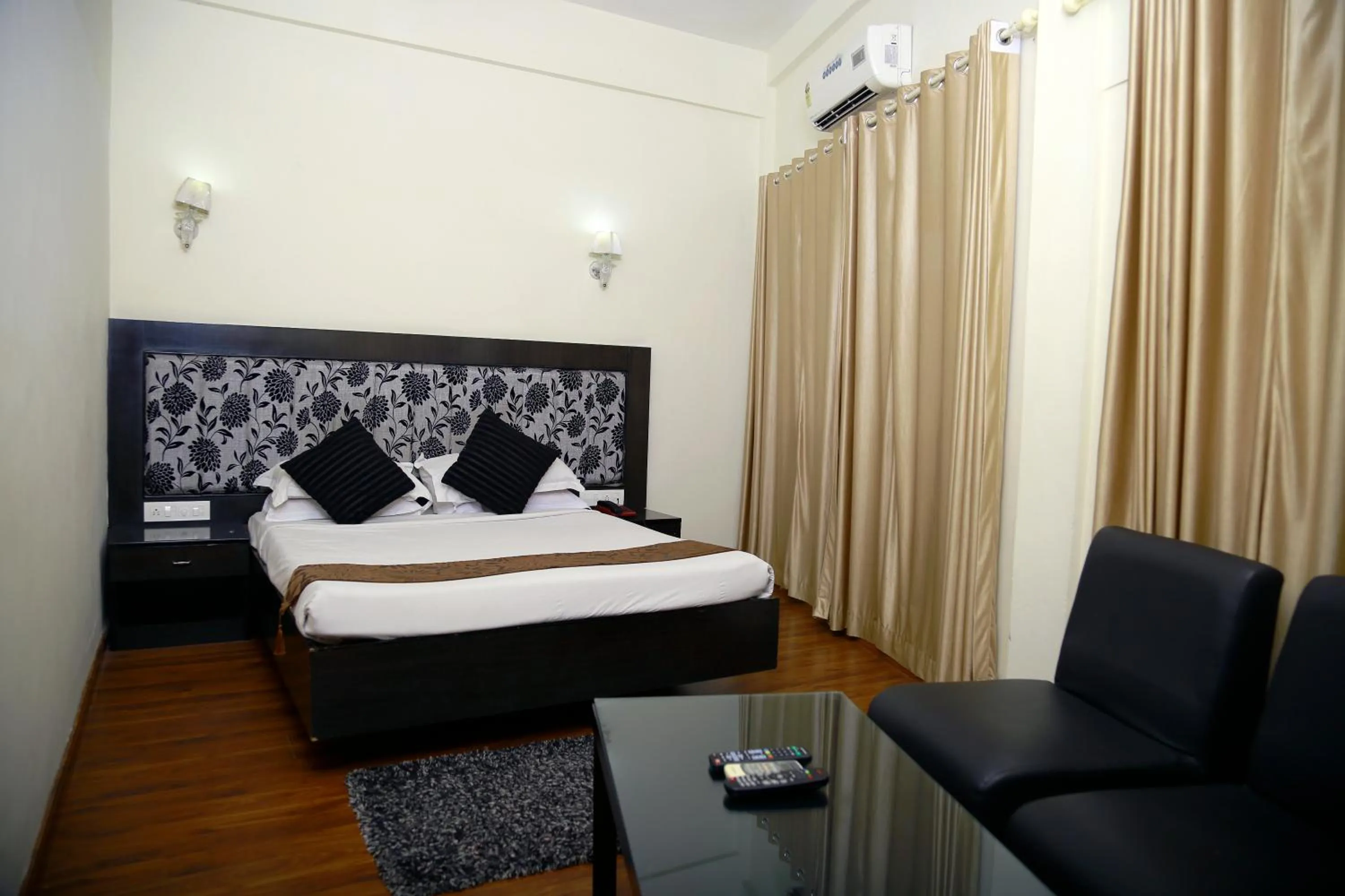 Bedroom, Bed in Green Park Residency