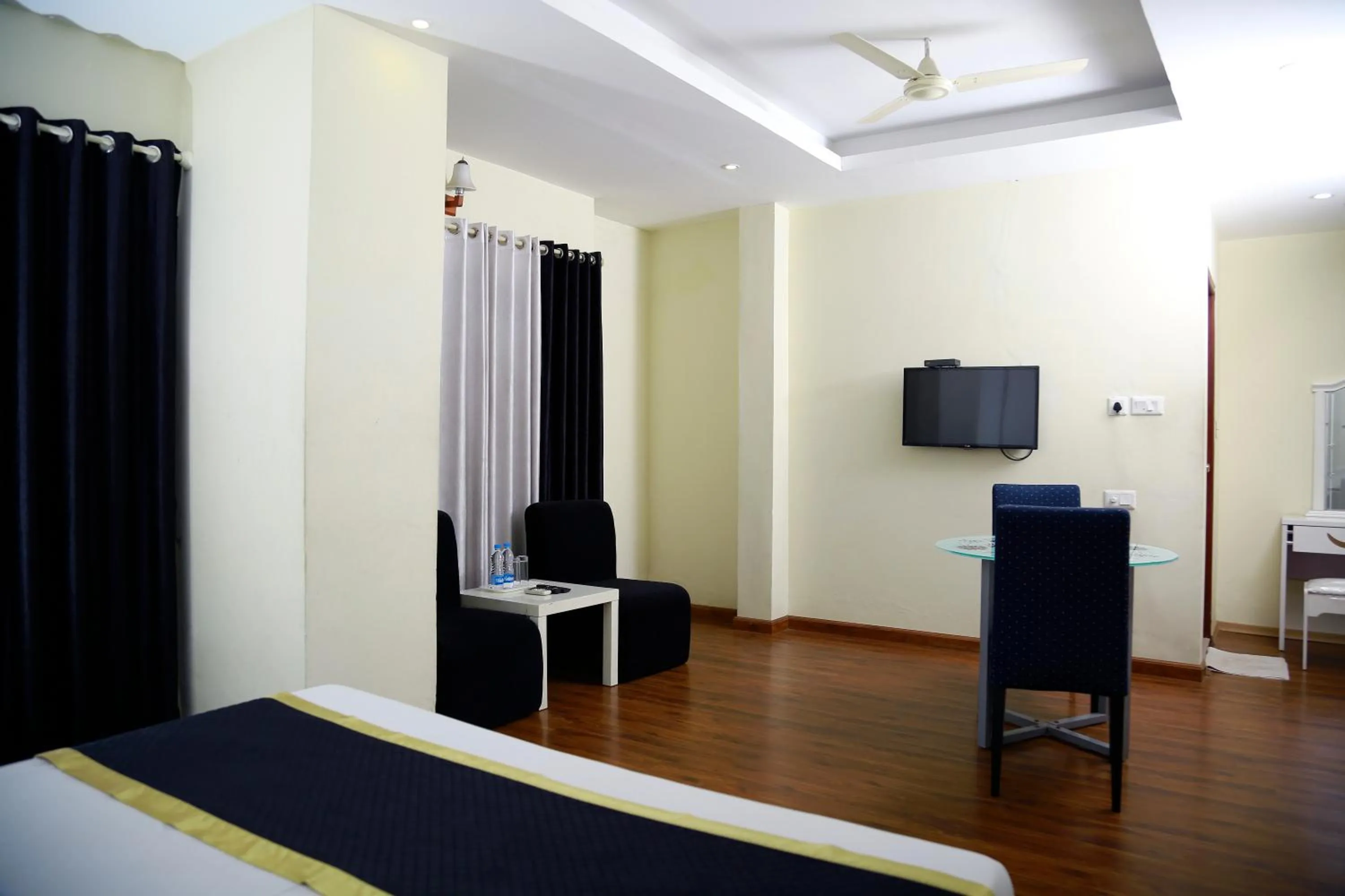 Living room, Bed in Green Park Residency