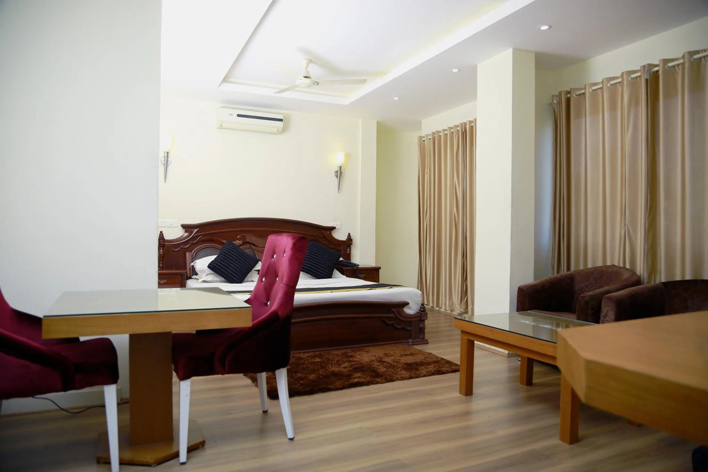 Living room, Bed in Green Park Residency