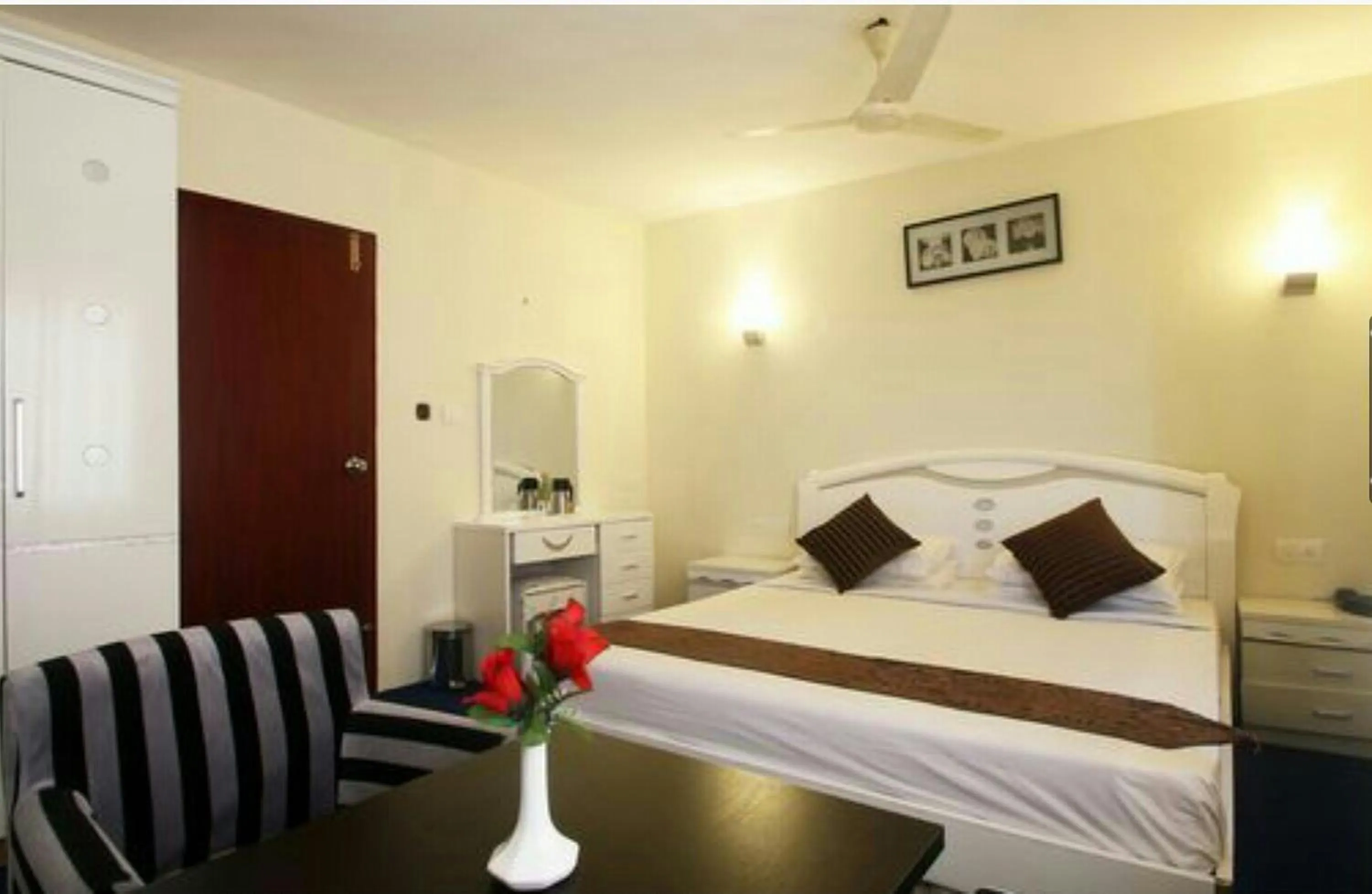 Bedroom, Bed in Green Park Residency