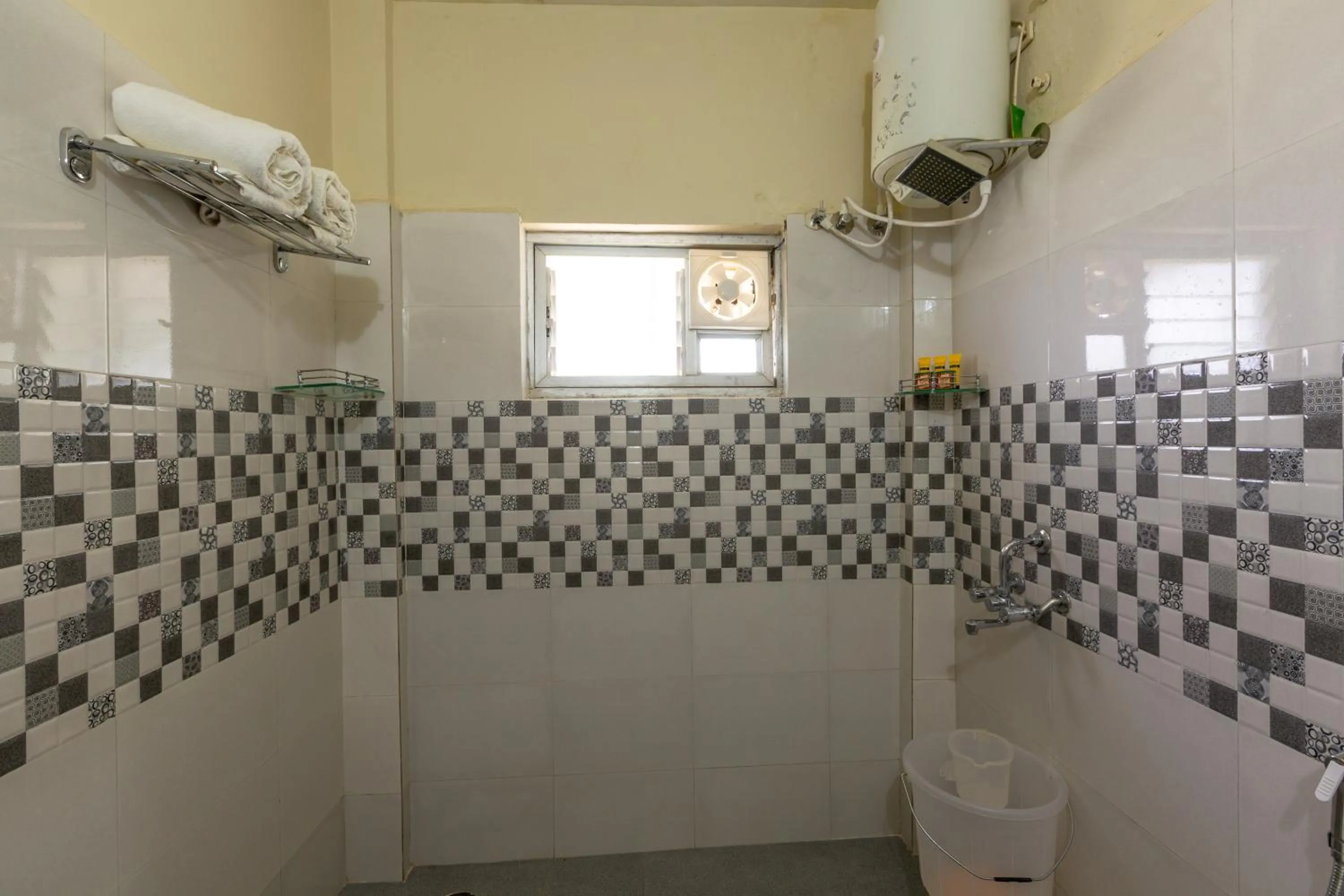 Shower in KSTDC Hotel Mayura Chalukya, Badami