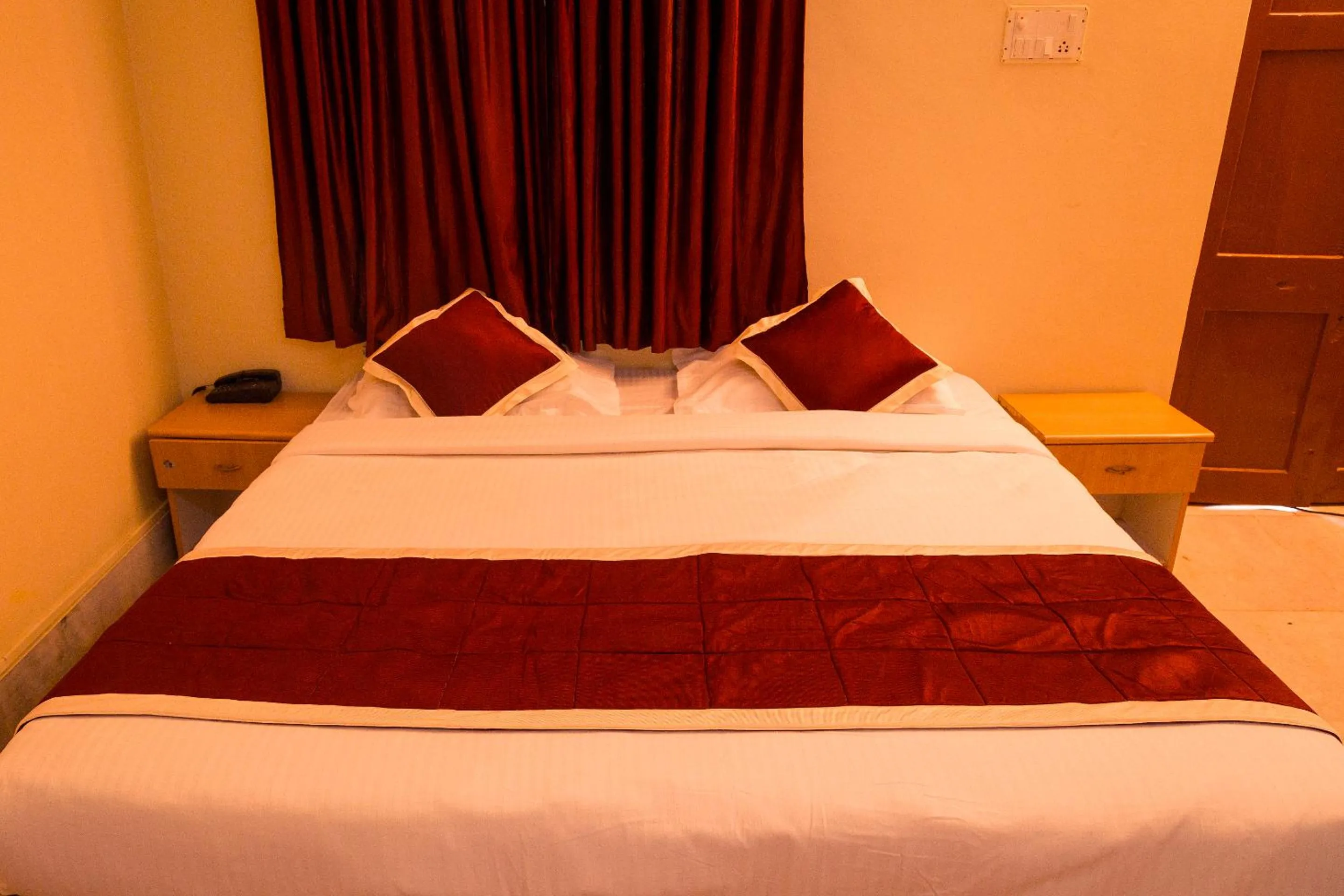 Bedroom, Bed in KSTDC Hotel Mayura Chalukya, Badami